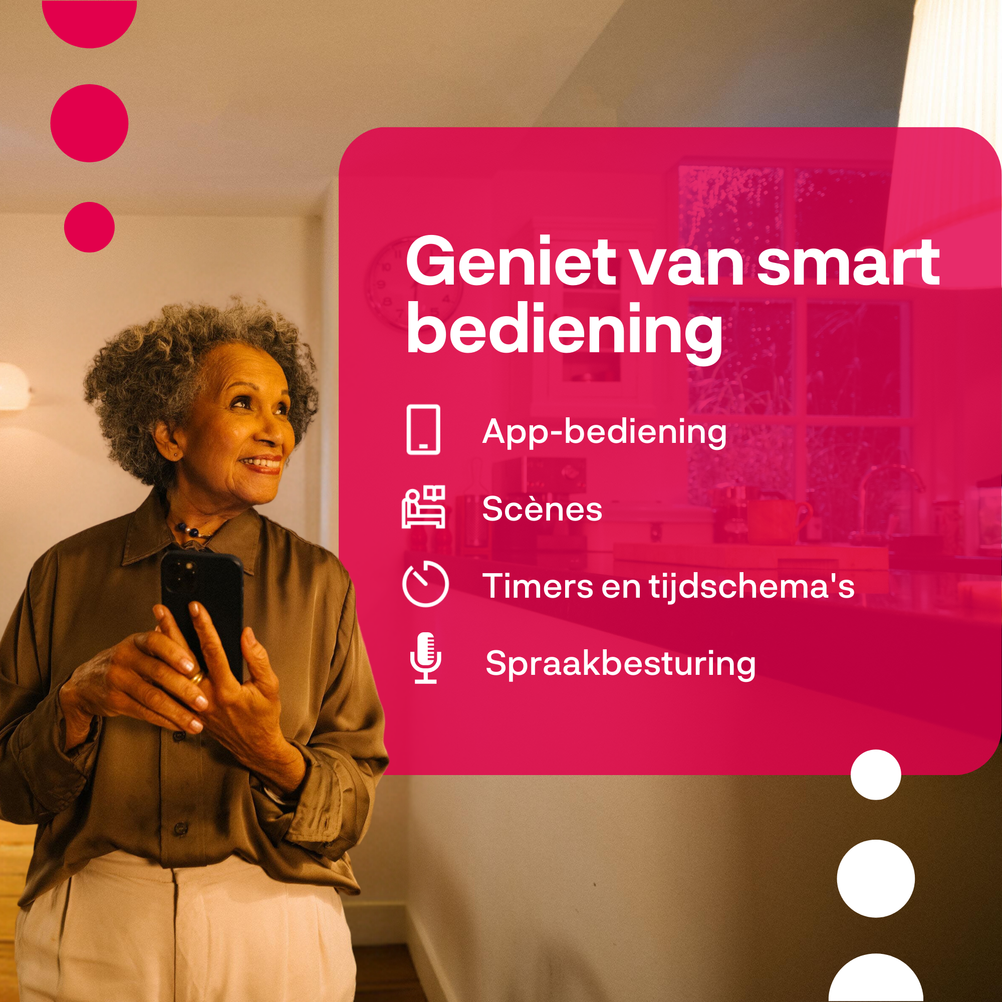 Een oudere vrouw lacht, houdt een telefoon vast. Nederlandse tekst: 'Geniet van slimme bediening' met iconen.