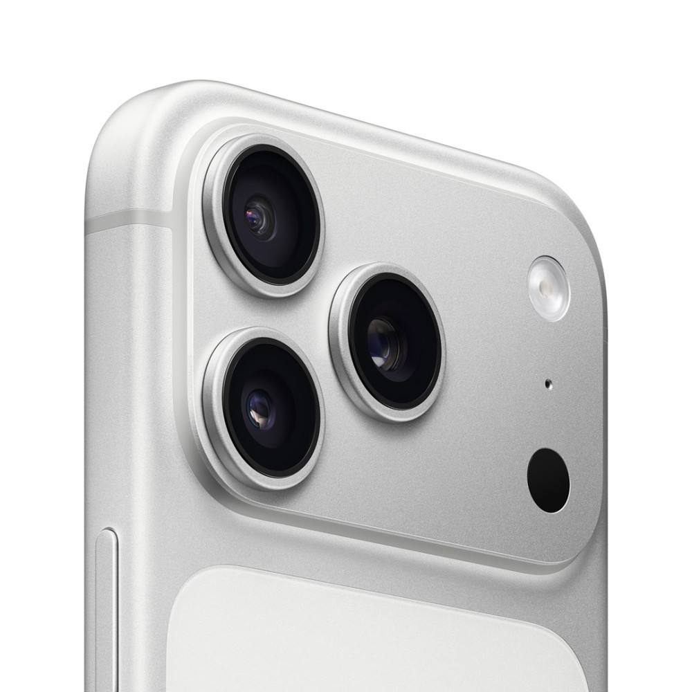 Zbliżenie na układ kamer srebrnego smartfona. Trzy obiektywy, lampa błyskowa i mikrofon zdobią srebrny panel aparatu.