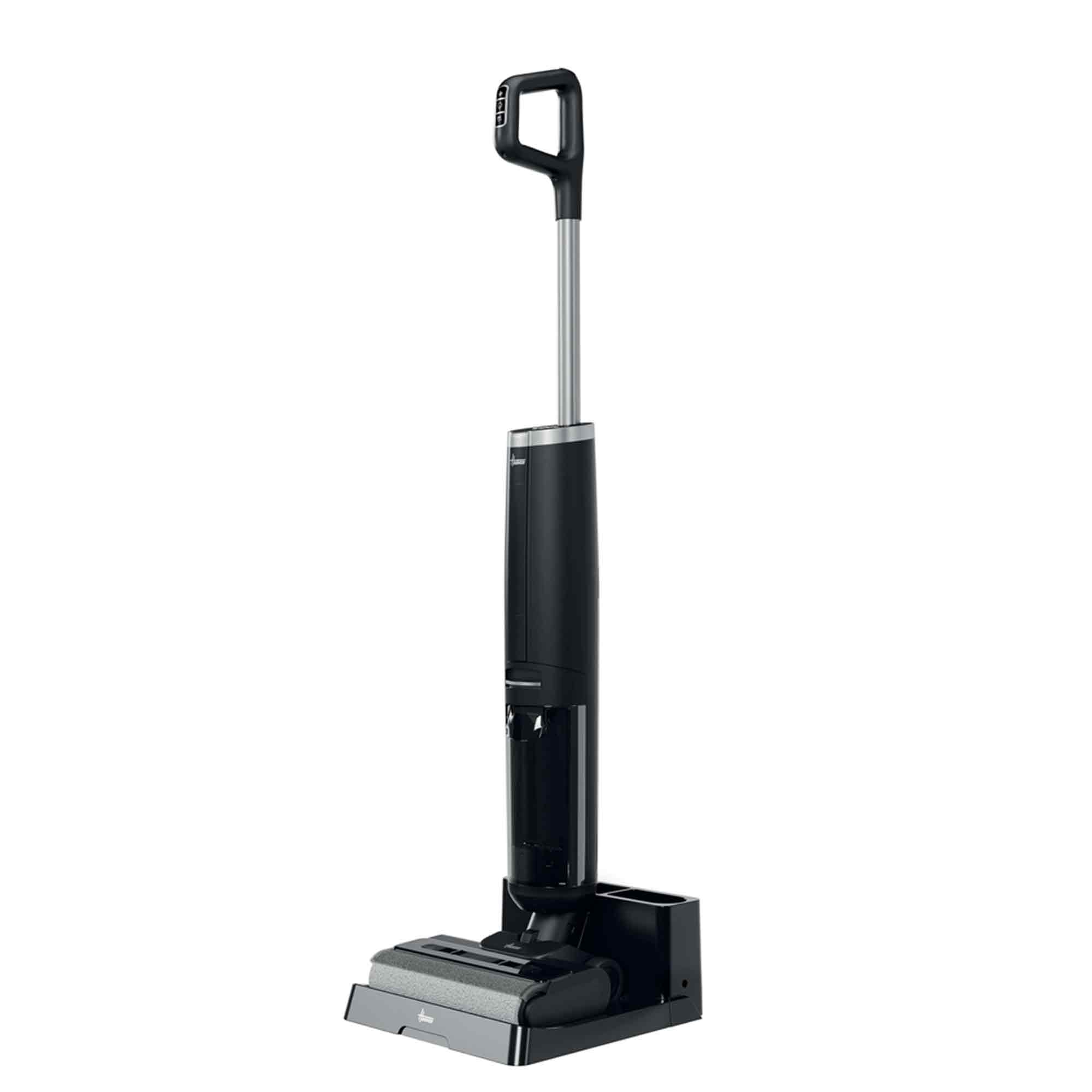 Un aspirateur vertical noir et argenté avec une tête rectangulaire et une poignée. Il repose sur une base.