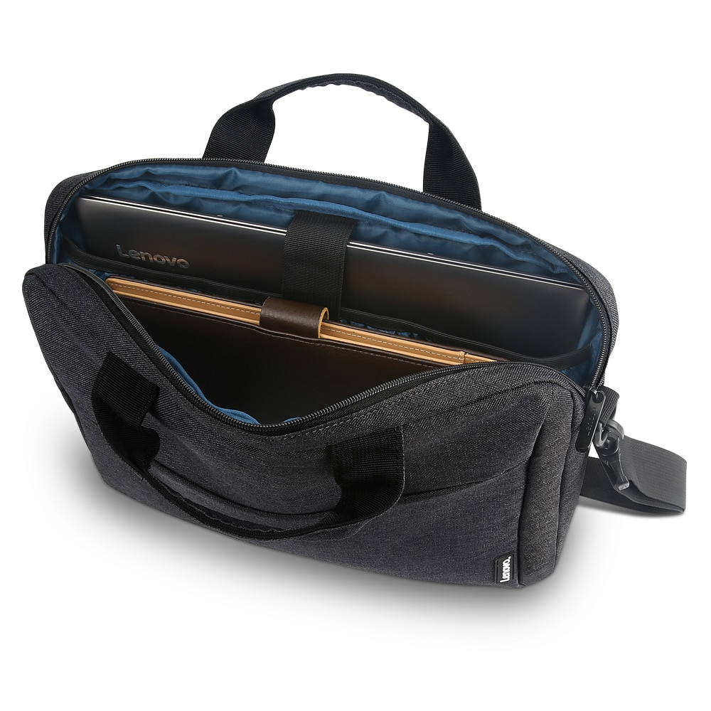 Borsa per laptop Lenovo nera aperta. All'interno, un laptop, documenti e un cinturino in pelle marrone. La borsa ha manici e tracolla.
