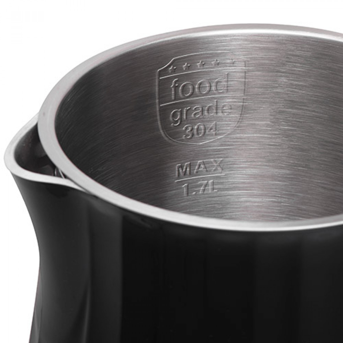 Zbliżenie wnętrza czajnika ze stali nierdzewnej. Oznaczenia: 'food grade', '304' i 'MAX 1.7L'. Zewnętrzna strona jest czarna.