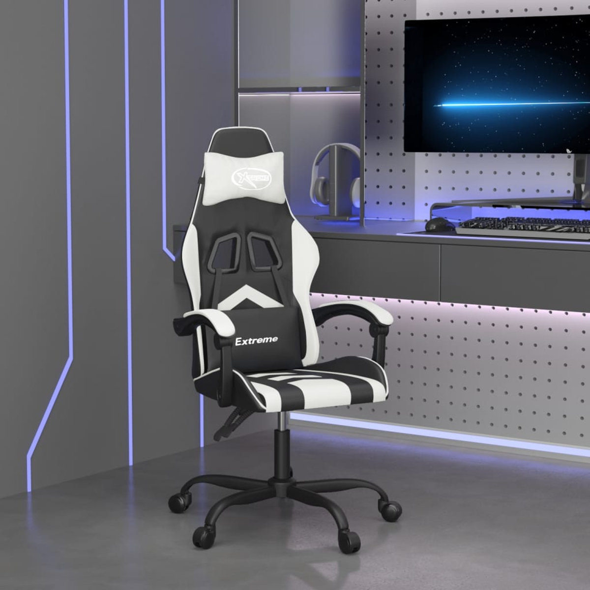 Ein schwarz-weißer Gaming-Stuhl steht in einem Raum. Im Hintergrund ein Schreibtisch mit Monitor, Kopfhörern und Maus.