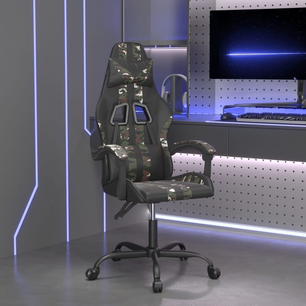 Ein Gaming-Stuhl mit Tarnmuster in einem Raum mit Schreibtisch, Computer und Kopfhörern. Der Stuhl steht vor dem Schreibtisch.