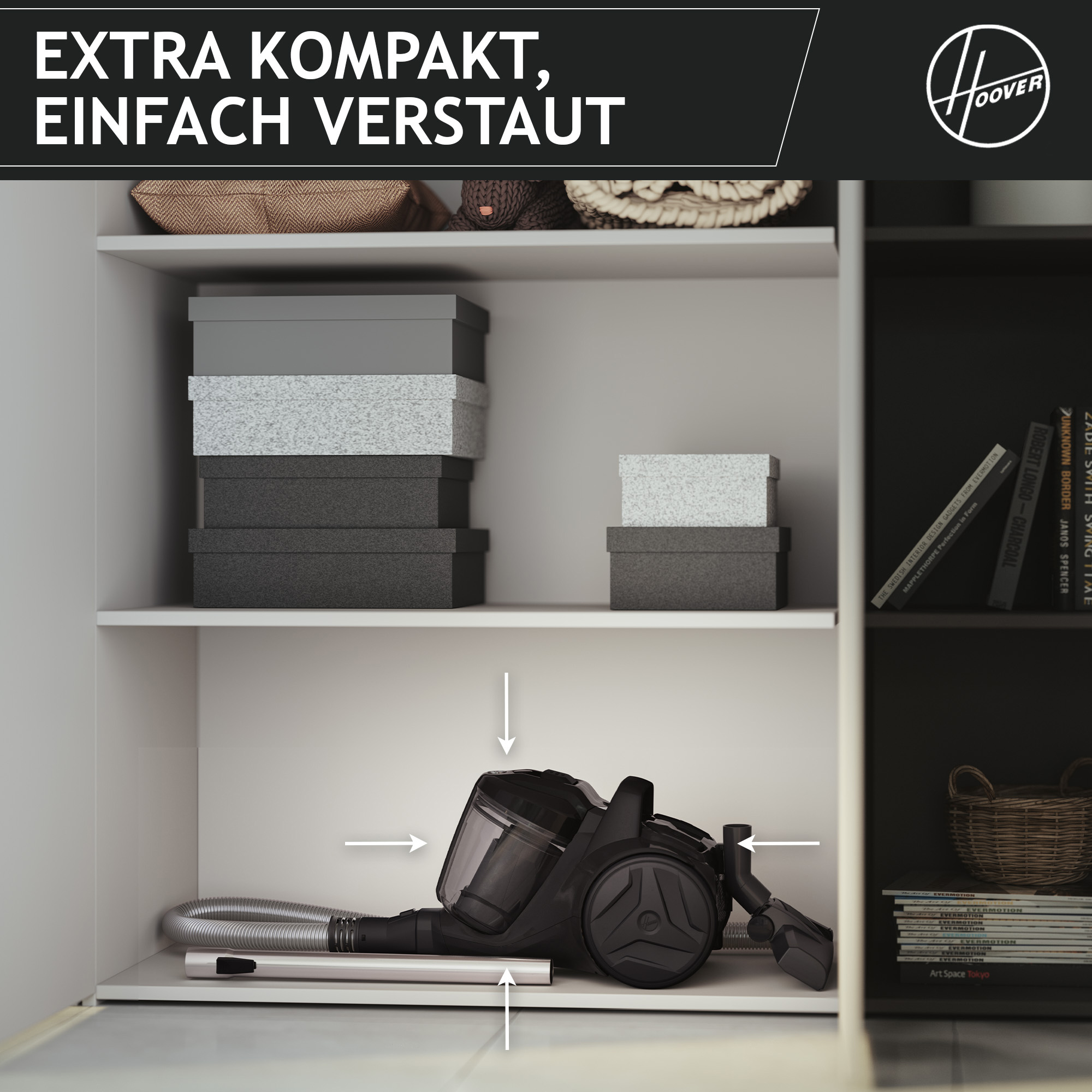 Ein schwarzer Hoover-Staubsauger in einem weißen Schrank. Kisten und Bücher stehen auf Regalen. Das Hoover-Logo ist sichtbar.