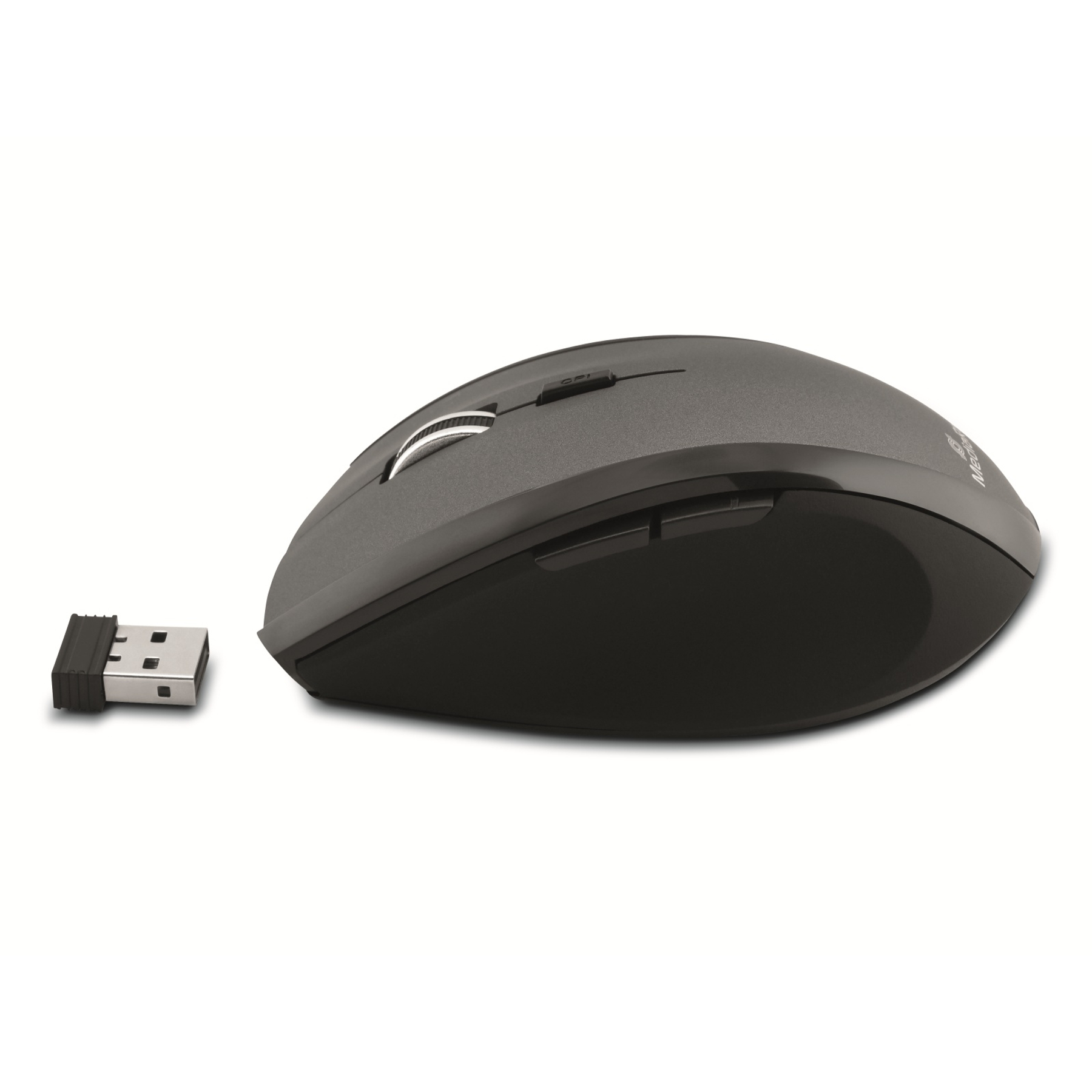 Een grijze en zwarte computermuis met een USB-ontvanger op een witte achtergrond. De muis heeft een scrollwiel.
