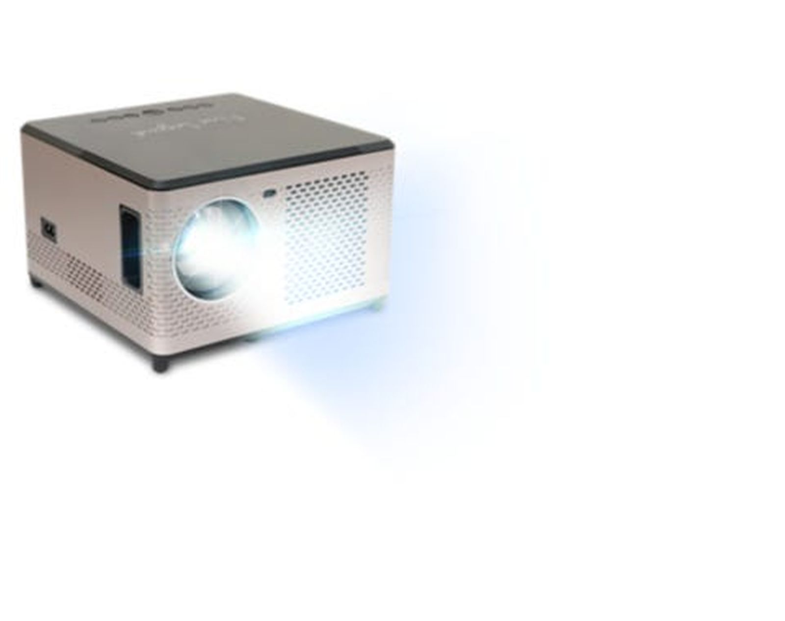 Ein kleiner, beiger Projektor mit schwarzem Deckel strahlt helles Licht aus. Er steht auf weißem Hintergrund.