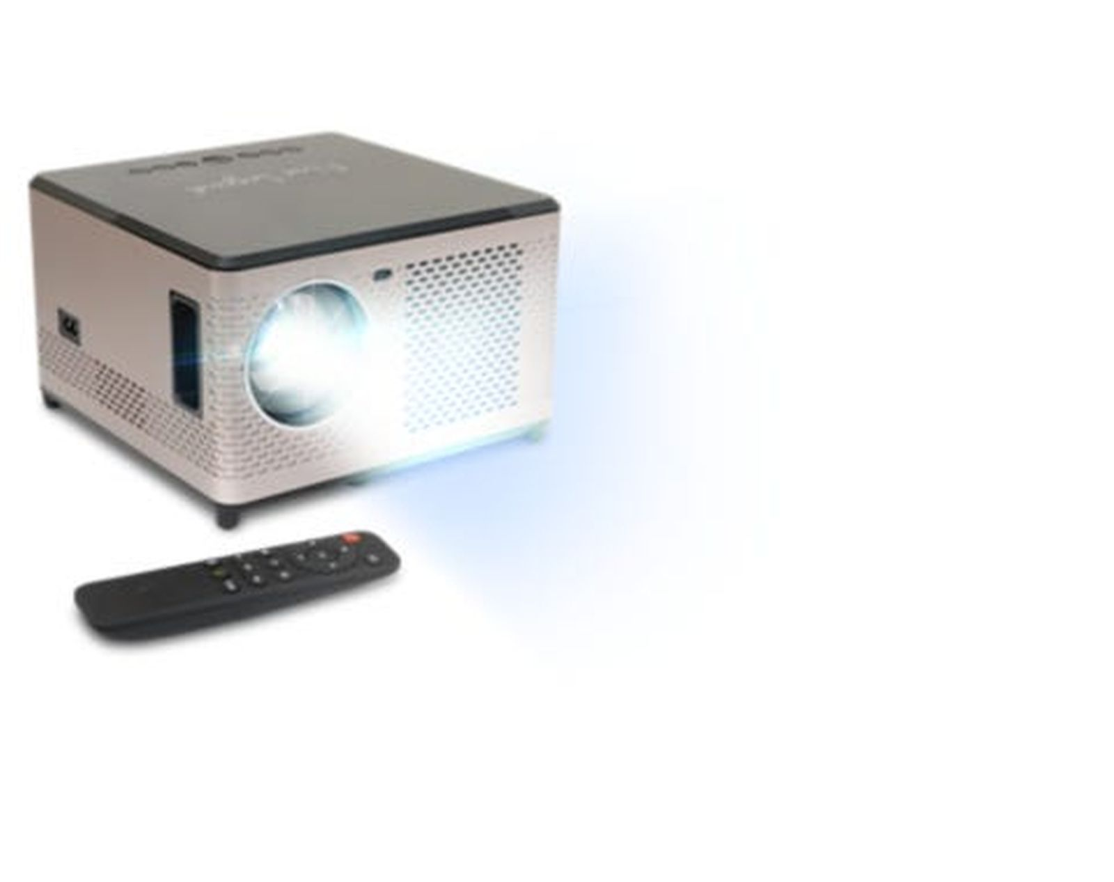 Ein Projektor mit Fernbedienung. Der Projektor ist hellgrau und schwarz und projiziert helles Licht. Die Fernbedienung ist schwarz.