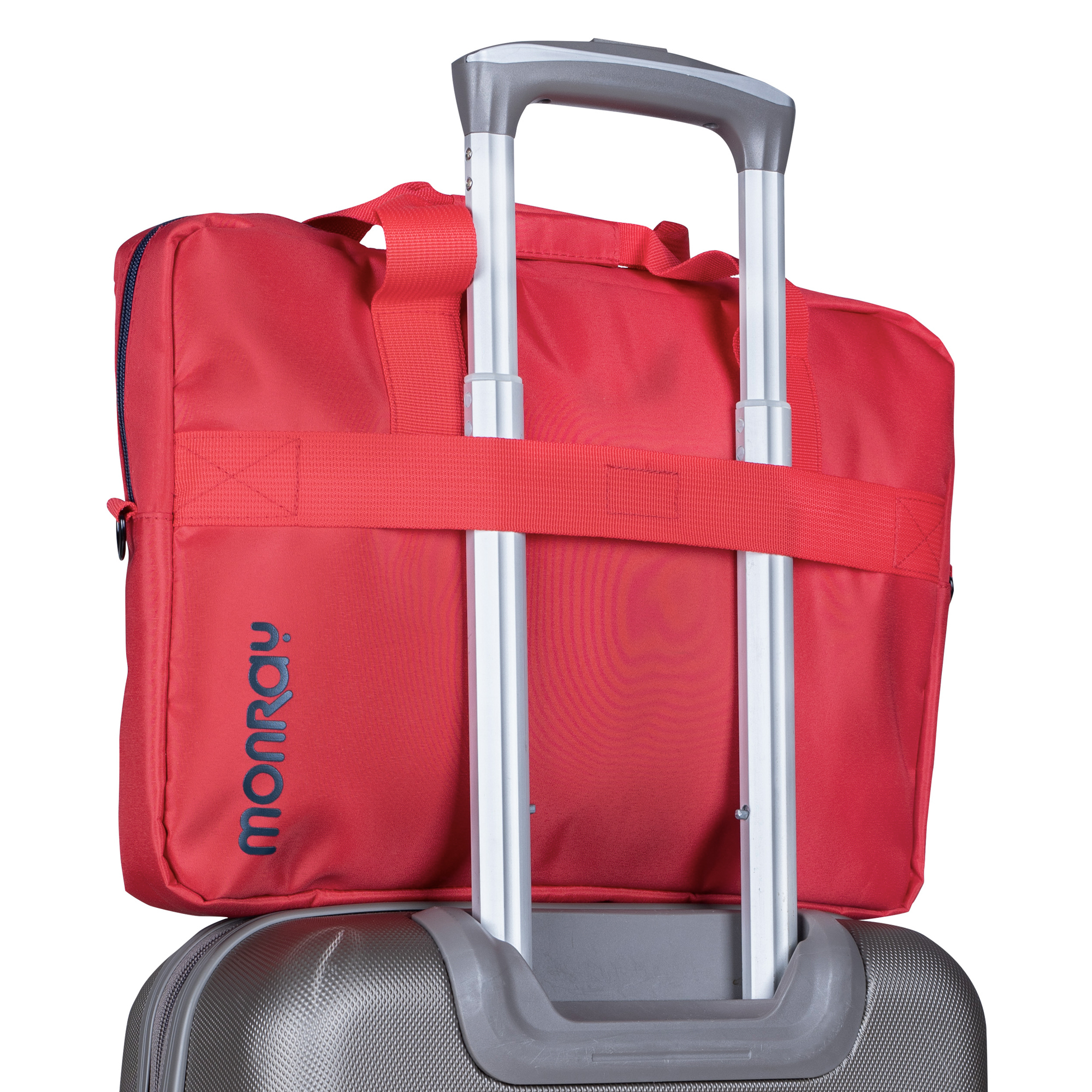 Una bolsa roja con la etiqueta 'monroy' está sobre una maleta gris. El asa está arriba. El fondo es blanco.