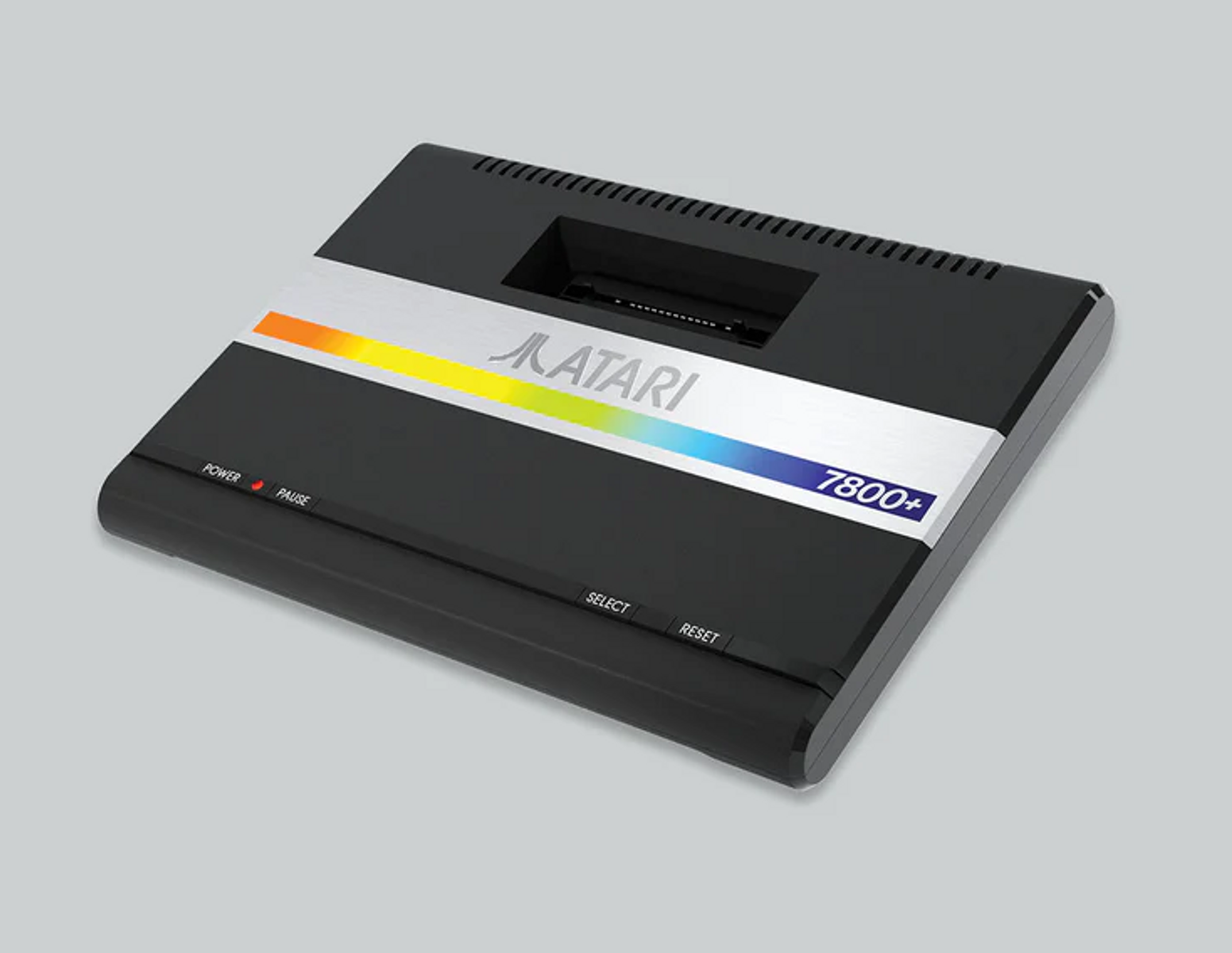 Consola Atari 7800+. Cuerpo negro con una franja plateada. Tiene botones de encendido y pausa. Logotipo de Atari con colores arcoíris.