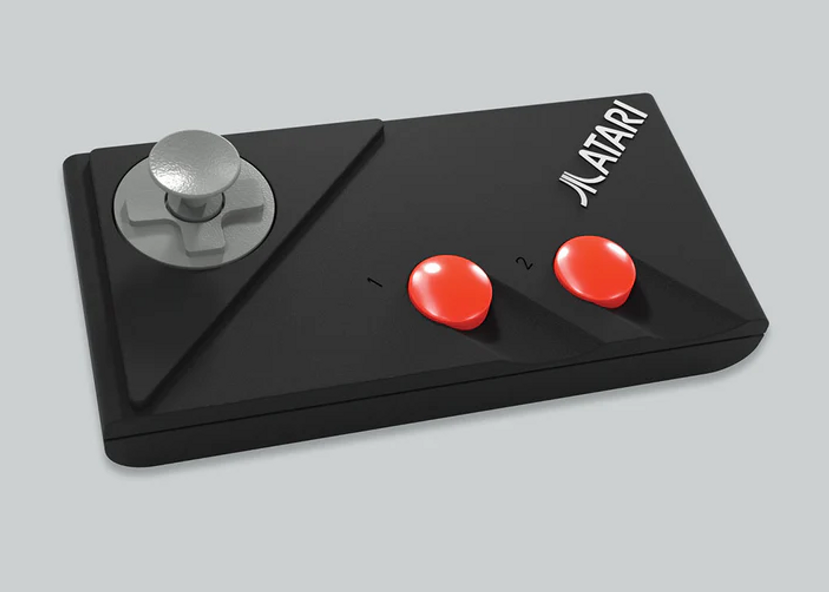 Controlador Atari negro con joystick gris y botones rojos con la etiqueta 1 y 2. Logotipo de Atari arriba a la derecha, sobre fondo gris.