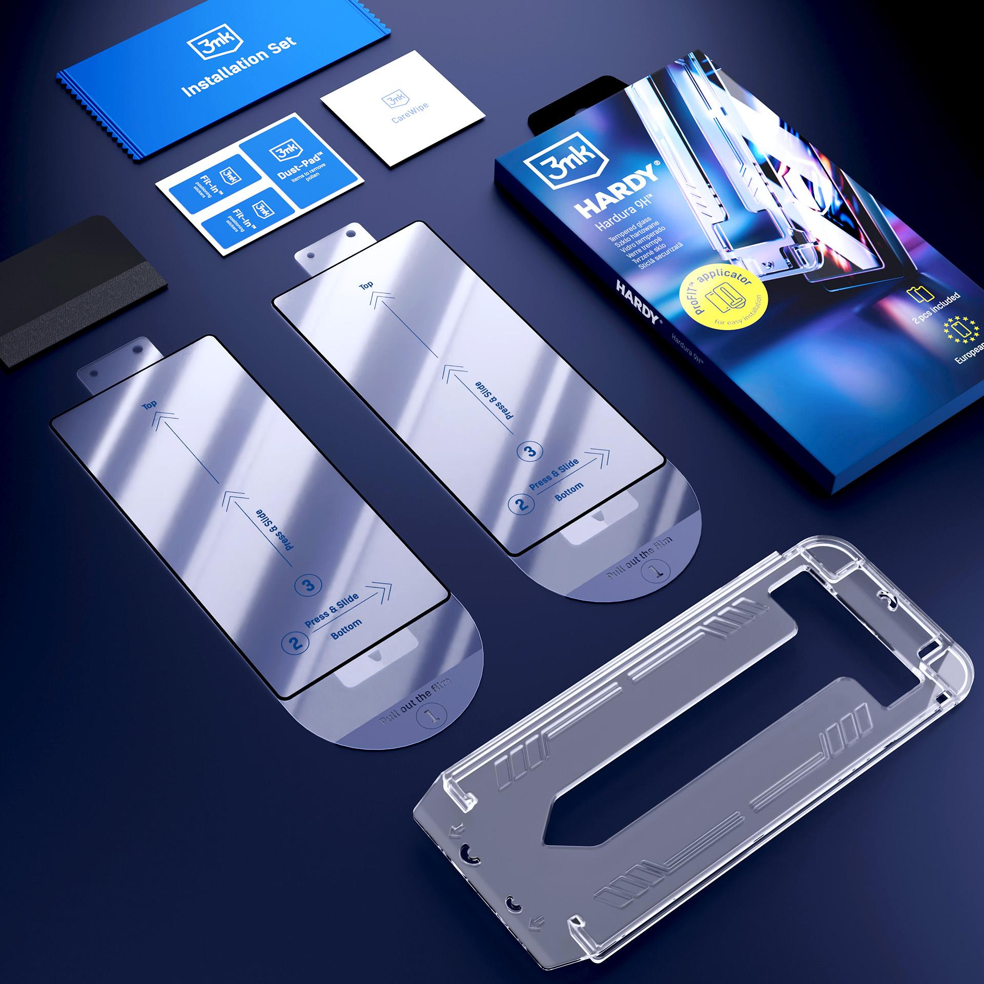 Zestaw instalacyjny produktu z ochraniaczami ekranu, narzędziami do czyszczenia i etui ochronnym na niebieskiej powierzchni.