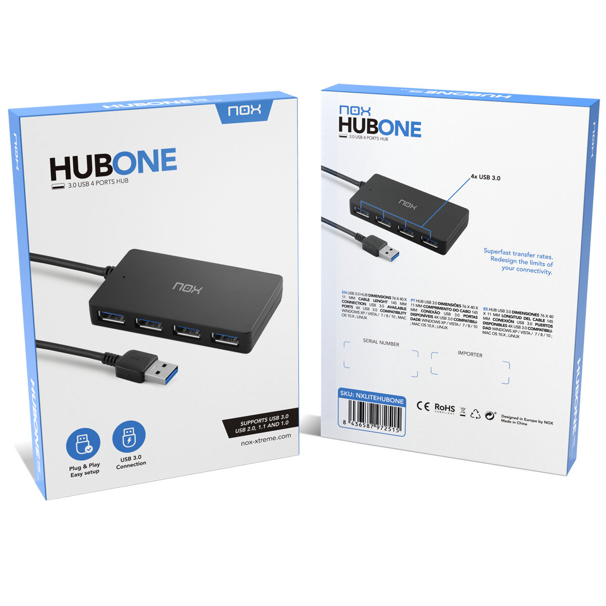 Un concentrador USB negro con cuatro puertos se muestra en su caja. La caja es blanca y azul con detalles.