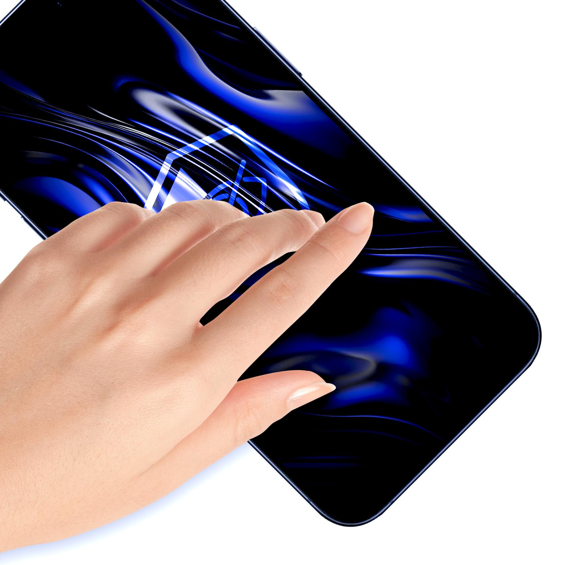 Dłoń dotyka ekranu telefonu. Ekran wyświetla niebieską sztukę abstrakcyjną na białym tle.