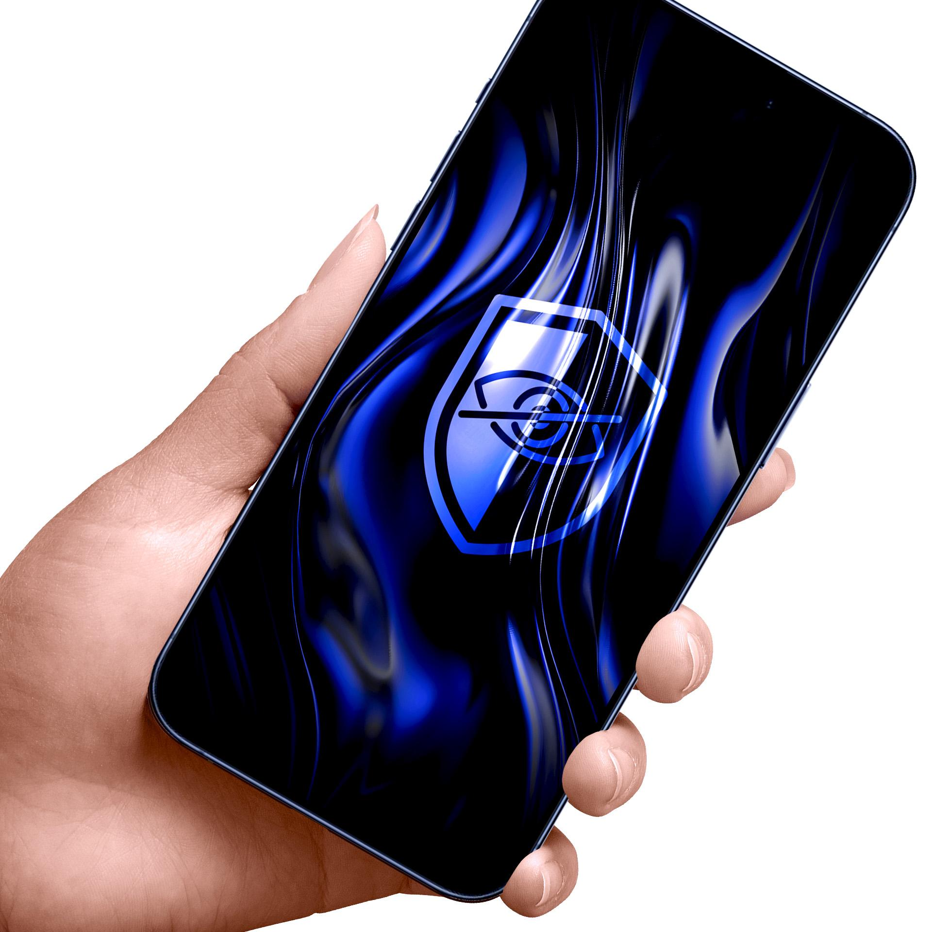 Ręka trzymająca smartfon z niebieską tarczą i symbolem oka. Tło białe.
