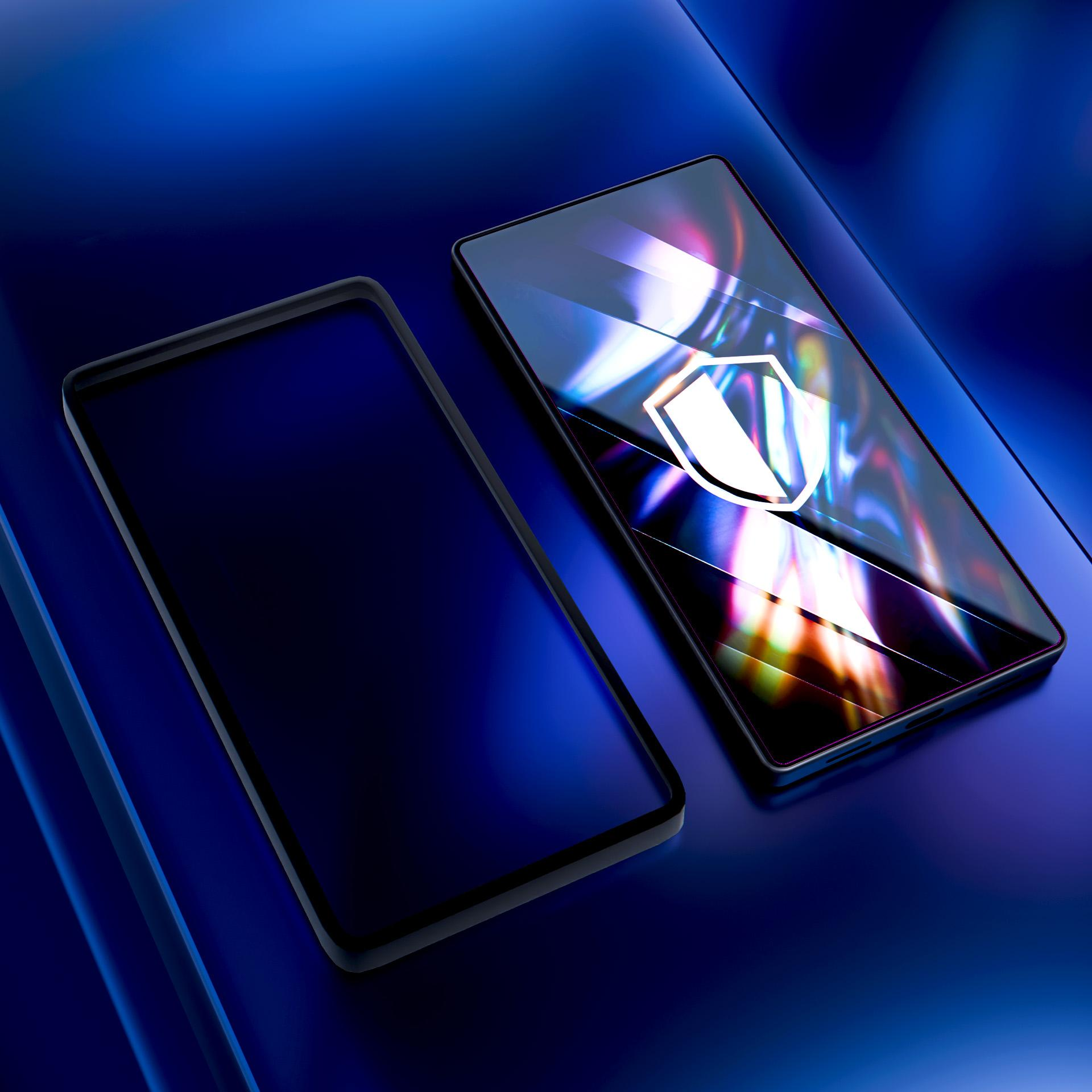 Dwa smartfony na niebieskiej powierzchni. Jeden wyświetla ikonę tarczy. Widoczne ciemne ramki i odbicia.