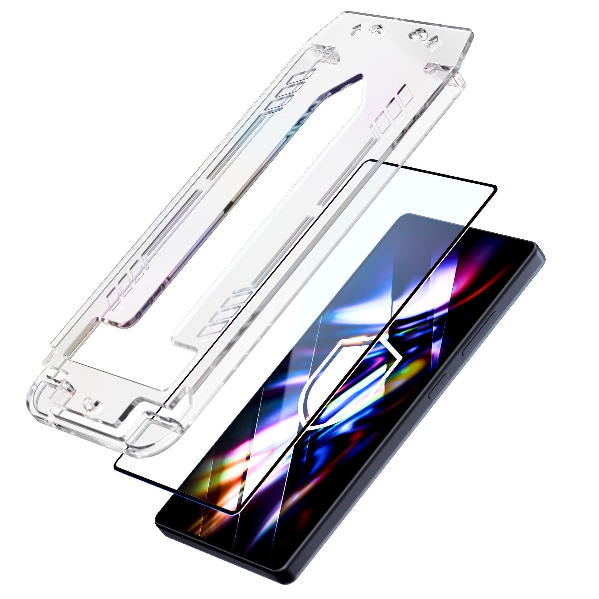 Telefon z warstwami ochronnymi. Przezroczyste etui, ochraniacz ekranu i czarny telefon są wyświetlane.