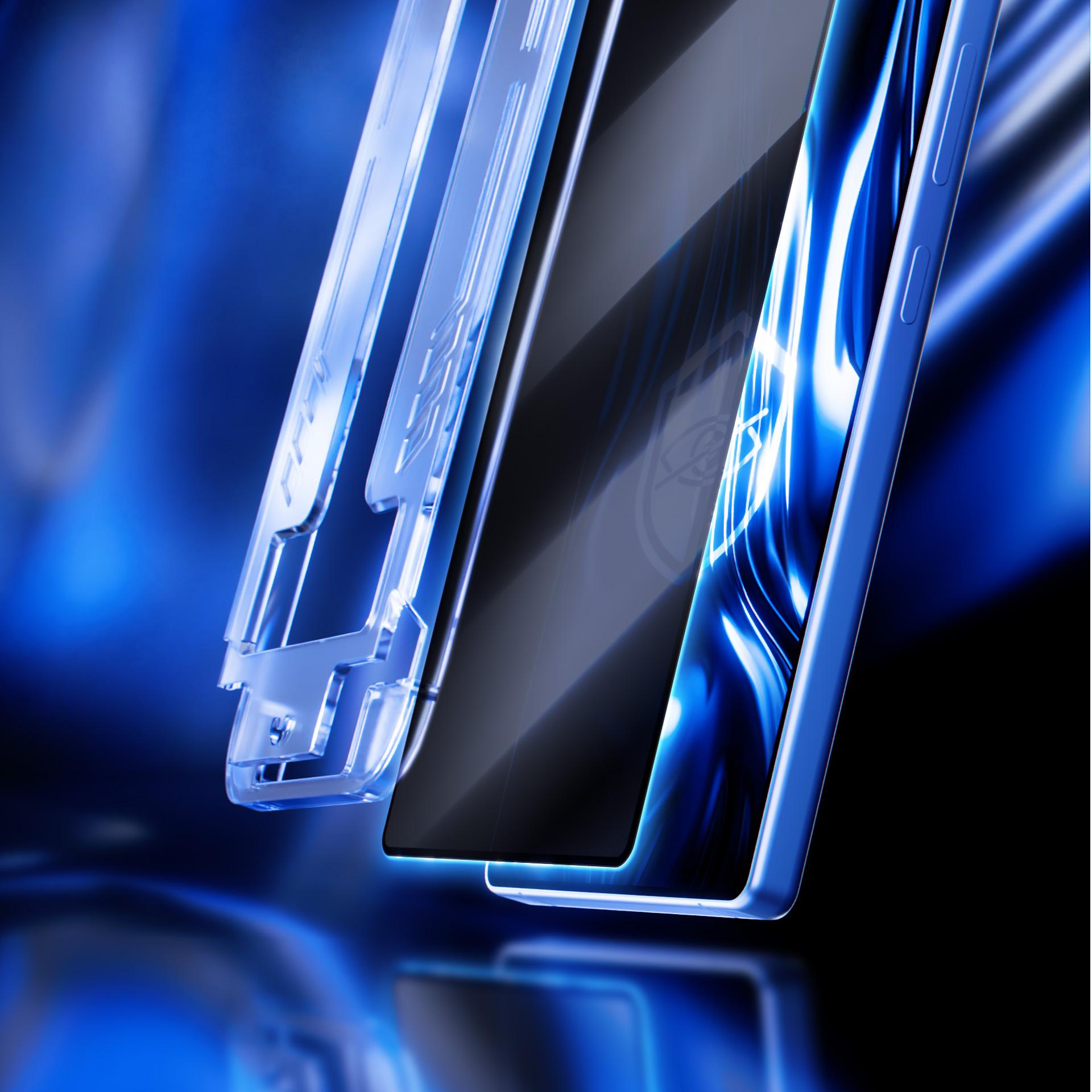 Pokazano telefon z niebieską obudową, z przezroczystą osłoną ekranu na pierwszym planie, wszystko na niebieskim tle gradientowym.