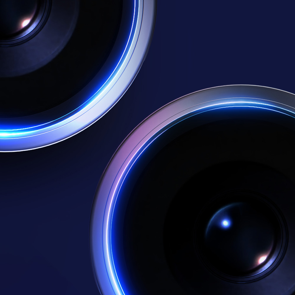 Dwa okrągłe obiekty ze srebrnymi obramowaniami i niebieskimi świecącymi krawędziami na ciemnoniebieskim tle.