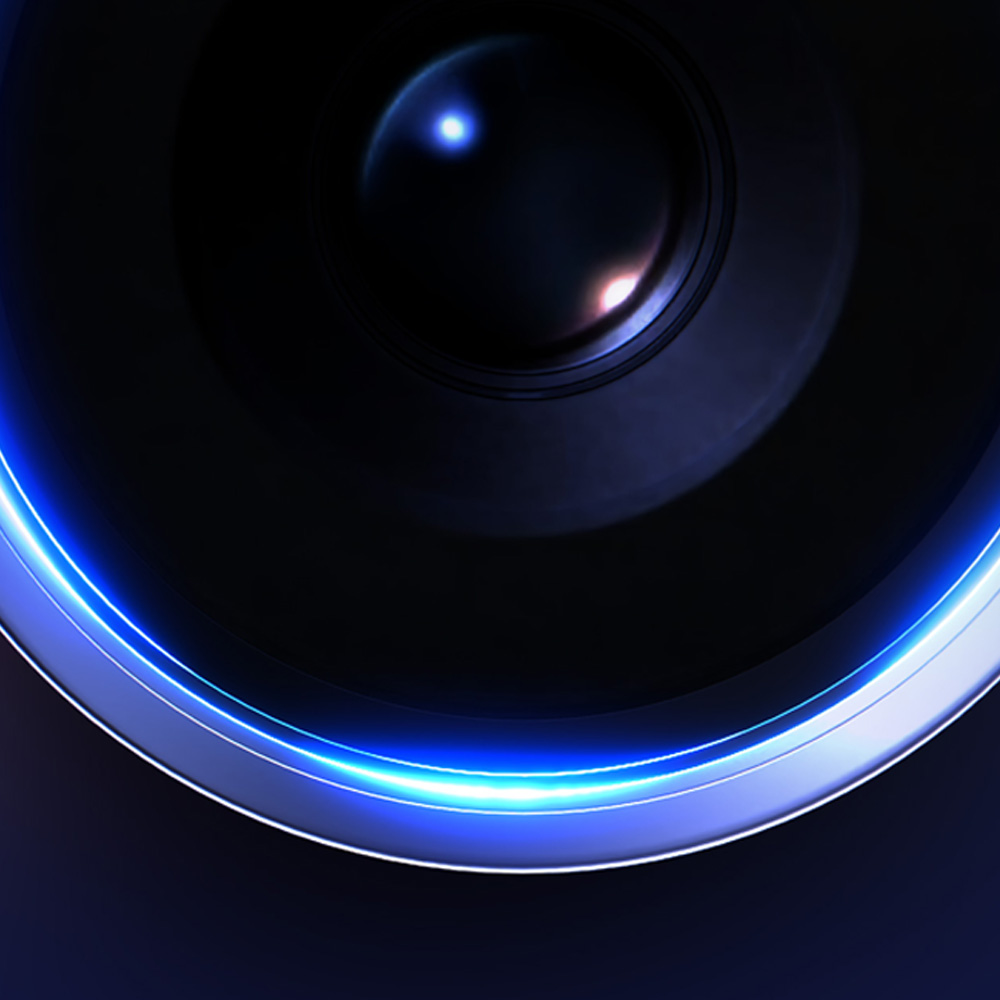 Zbliżenie obiektywu aparatu z niebieskimi i białymi światłami. Obiektyw jest ciemny, odbija światło. Tło również jest ciemne.