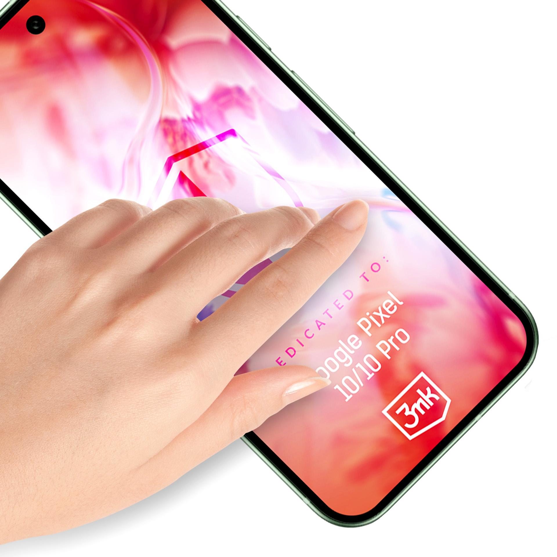 Ręka dotyka ekranu telefonu. Ekran wyświetla abstrakcyjny różowo-czerwony wzór i tekst 'Google Pixel'.