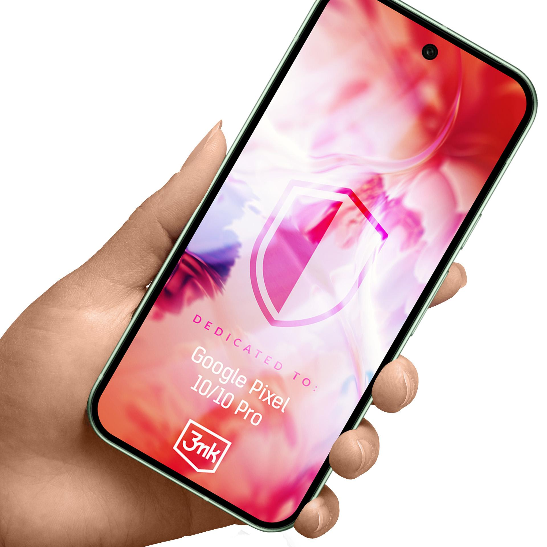 Ręka trzymająca telefon Google Pixel 10/10 Pro. Ekran wyświetla logo tarczy z różowym i czerwonym tłem.