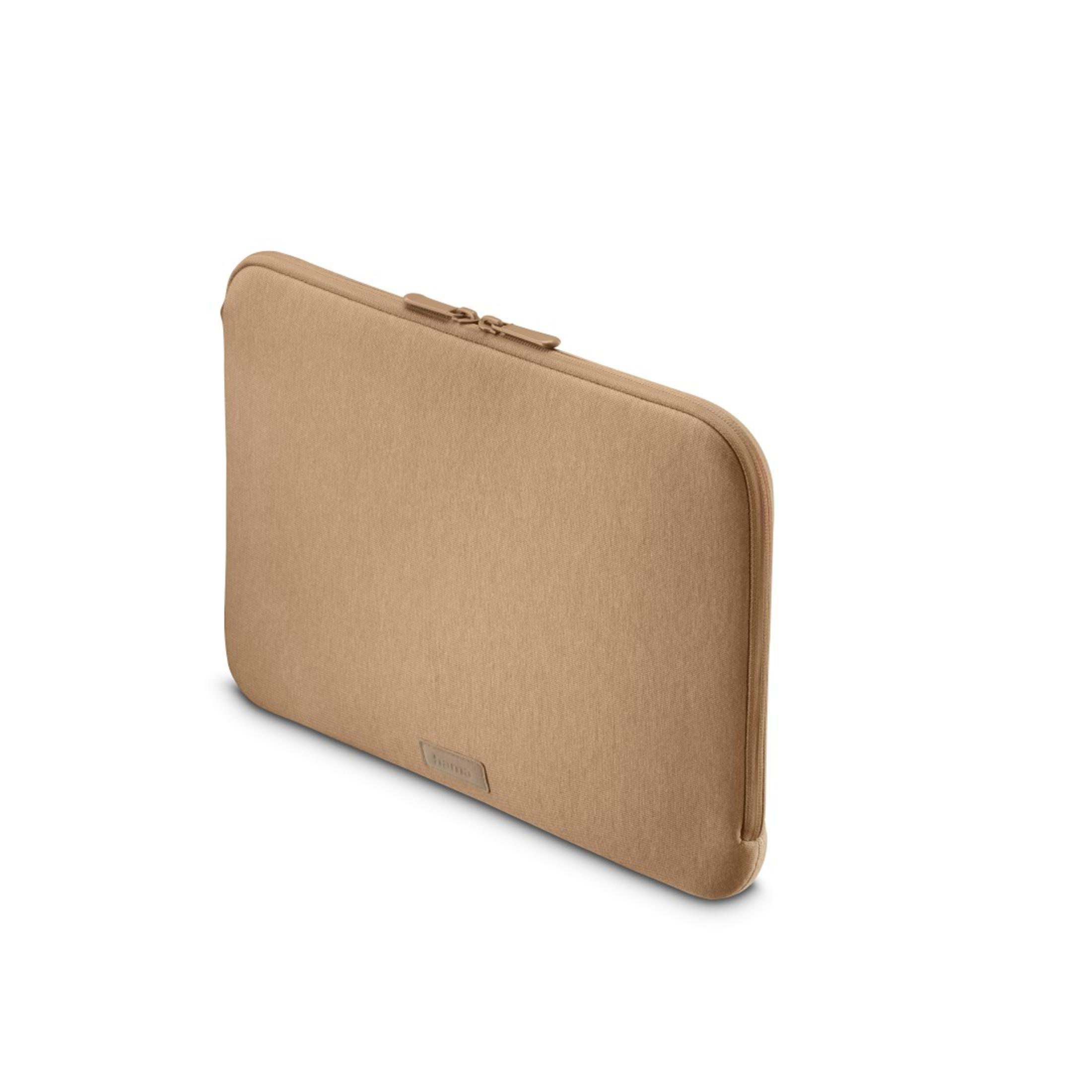 Una custodia beige per laptop su sfondo bianco. Ha una cerniera e una piccola etichetta con il marchio.
