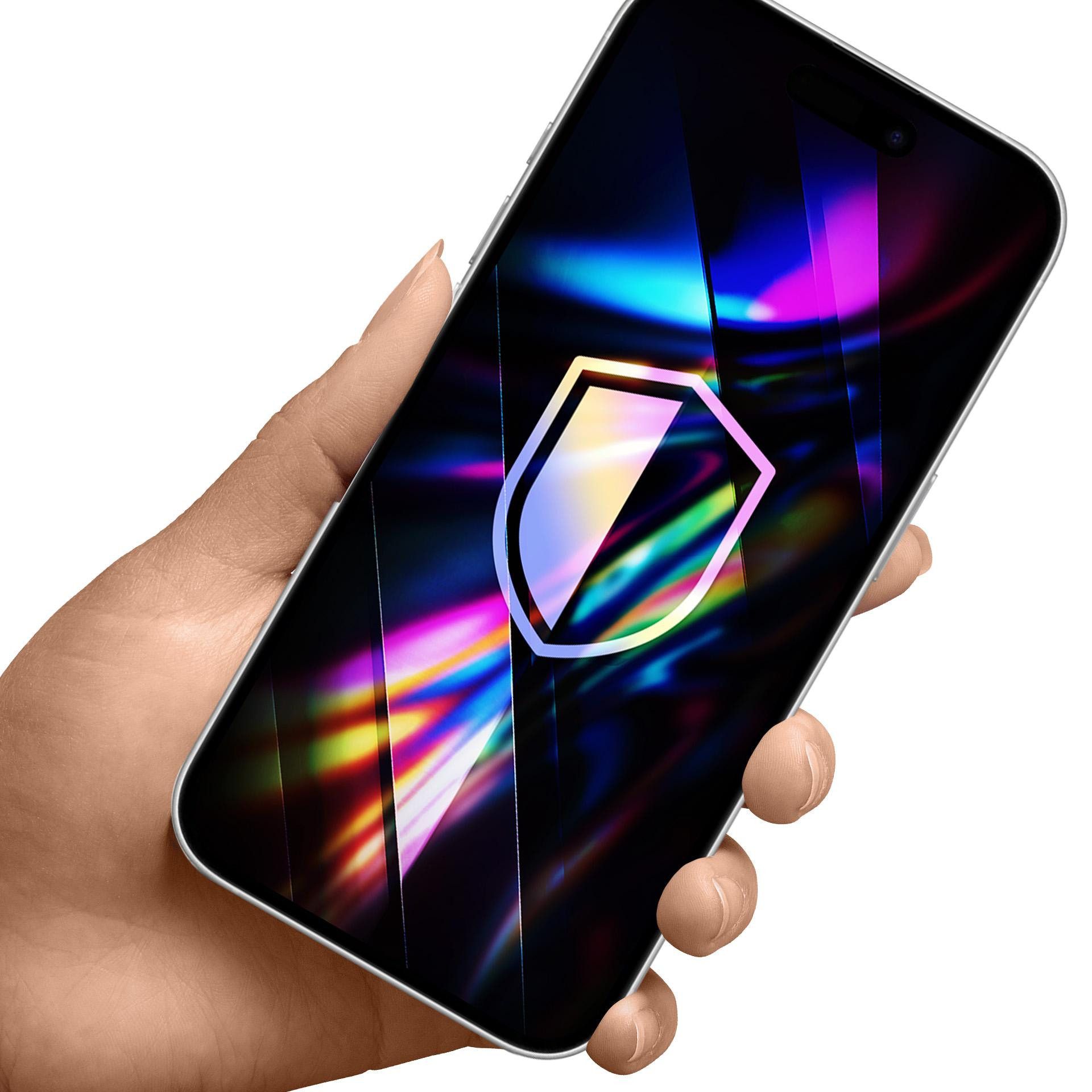 Dłoń trzyma telefon. Ekran wyświetla logo tarczy z kolorowymi odbiciami. Białe tło.