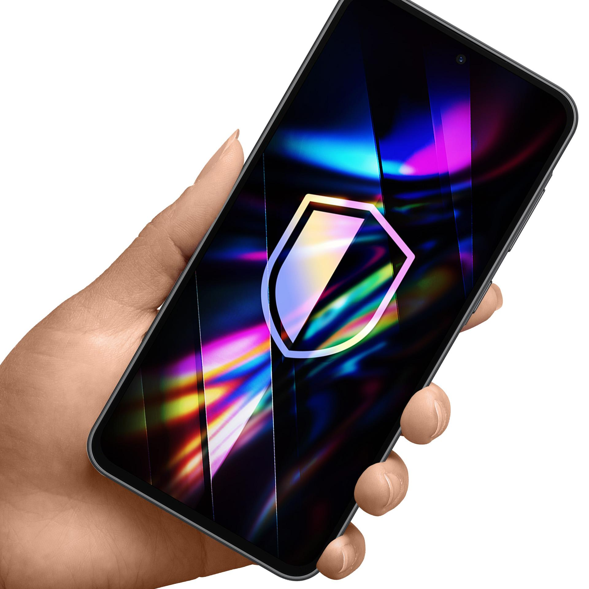Dłoń trzyma telefon z logo tarczy na ekranie. Tło jest białe.