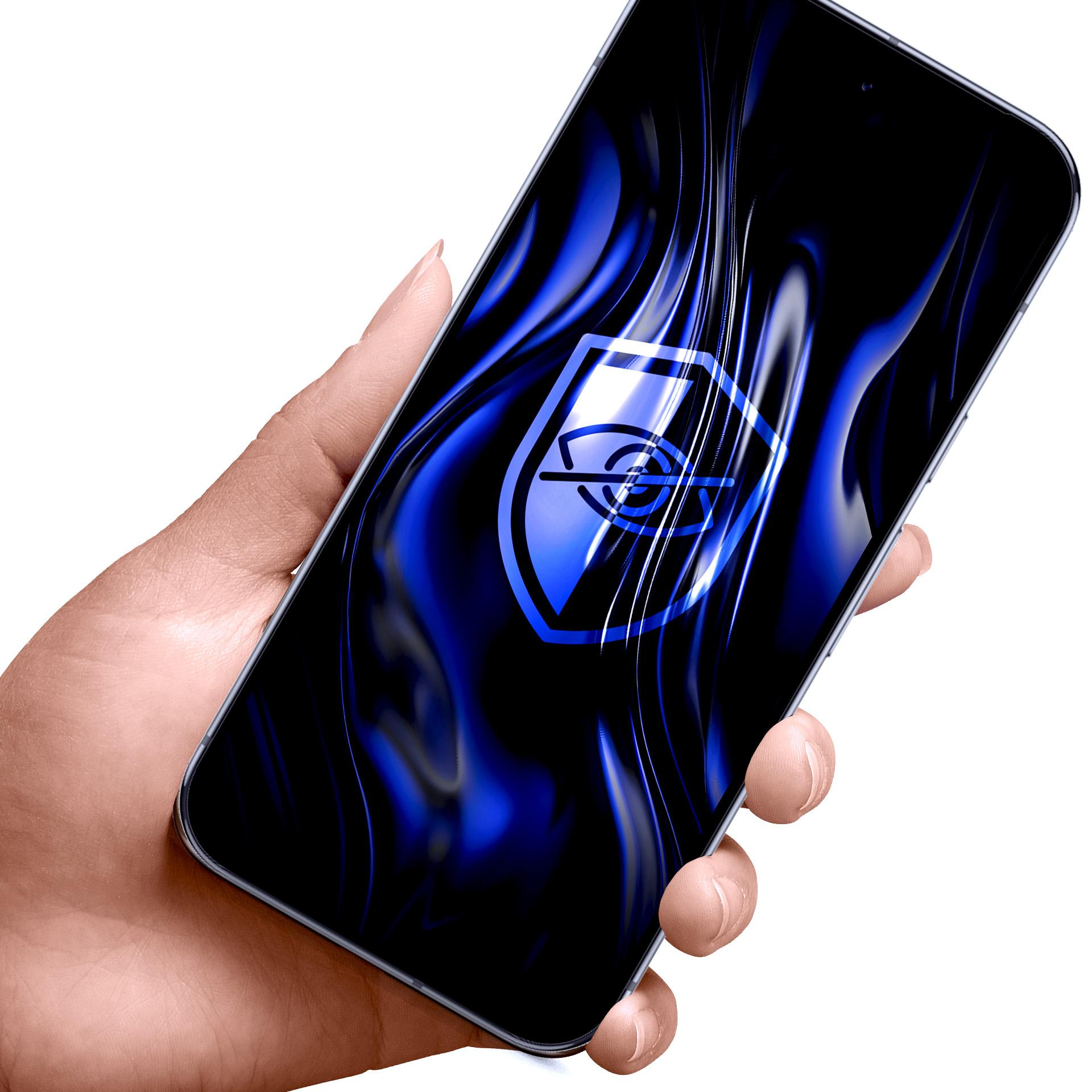Dłoń trzymająca smartfon. Telefon wyświetla niebieską tarczę z ikoną oka. Tło to niebieskie abstrakcyjne wiry.