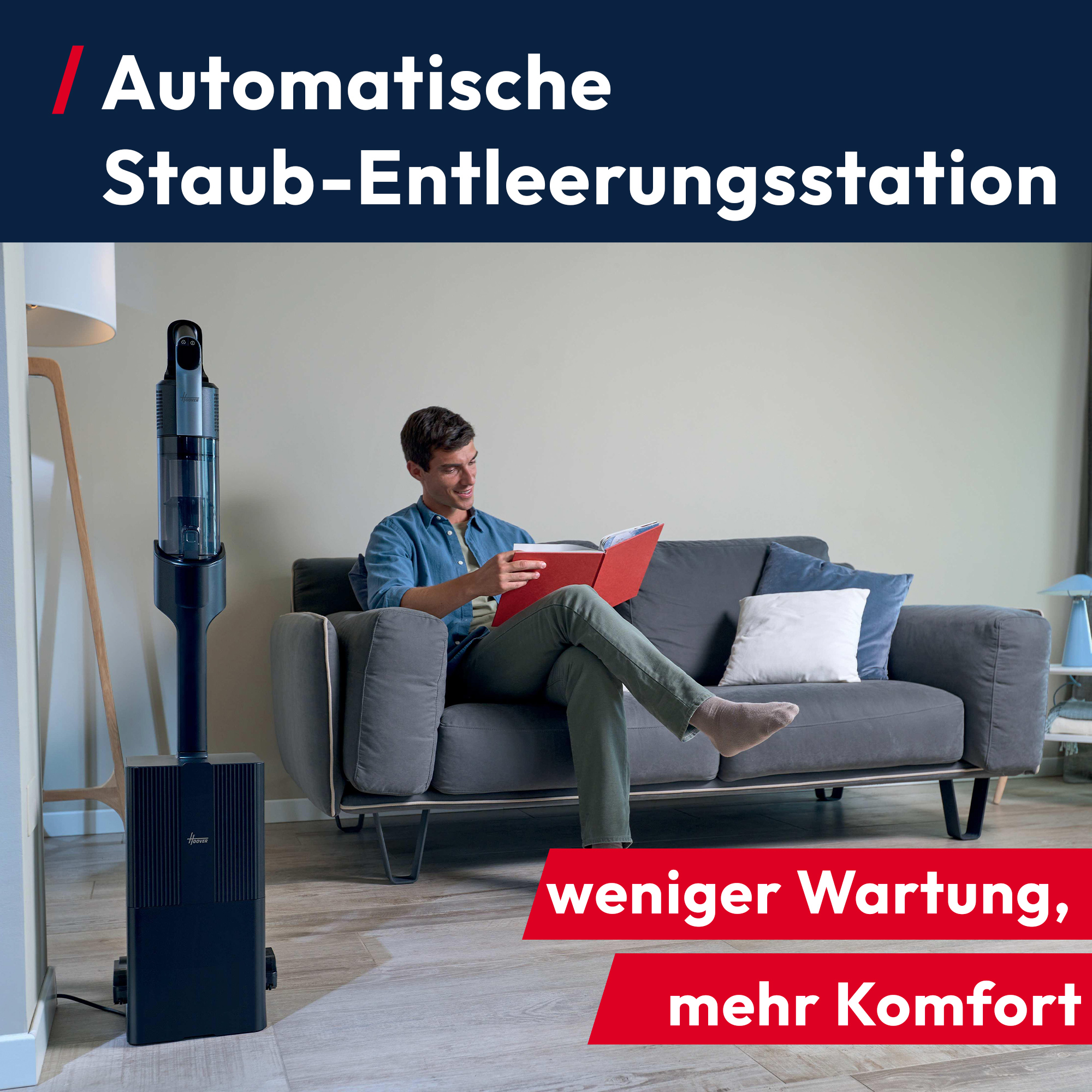 Mann liest rotes Buch auf grauer Couch. Staubsauger steht daneben. Text: weniger Wartung, mehr Komfort.