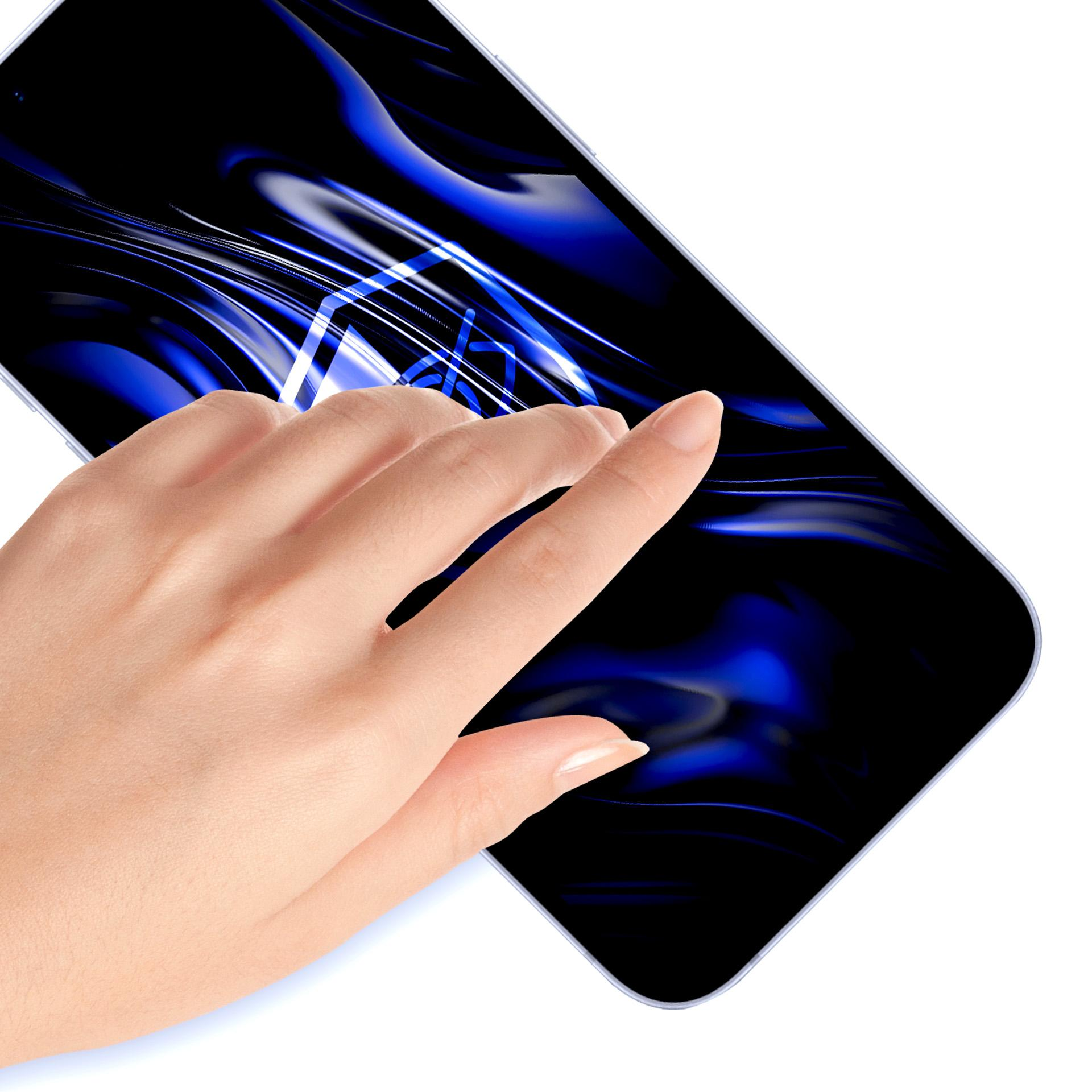 Una mano tocca uno smartphone che mostra un design astratto blu e nero. Lo sfondo è bianco.