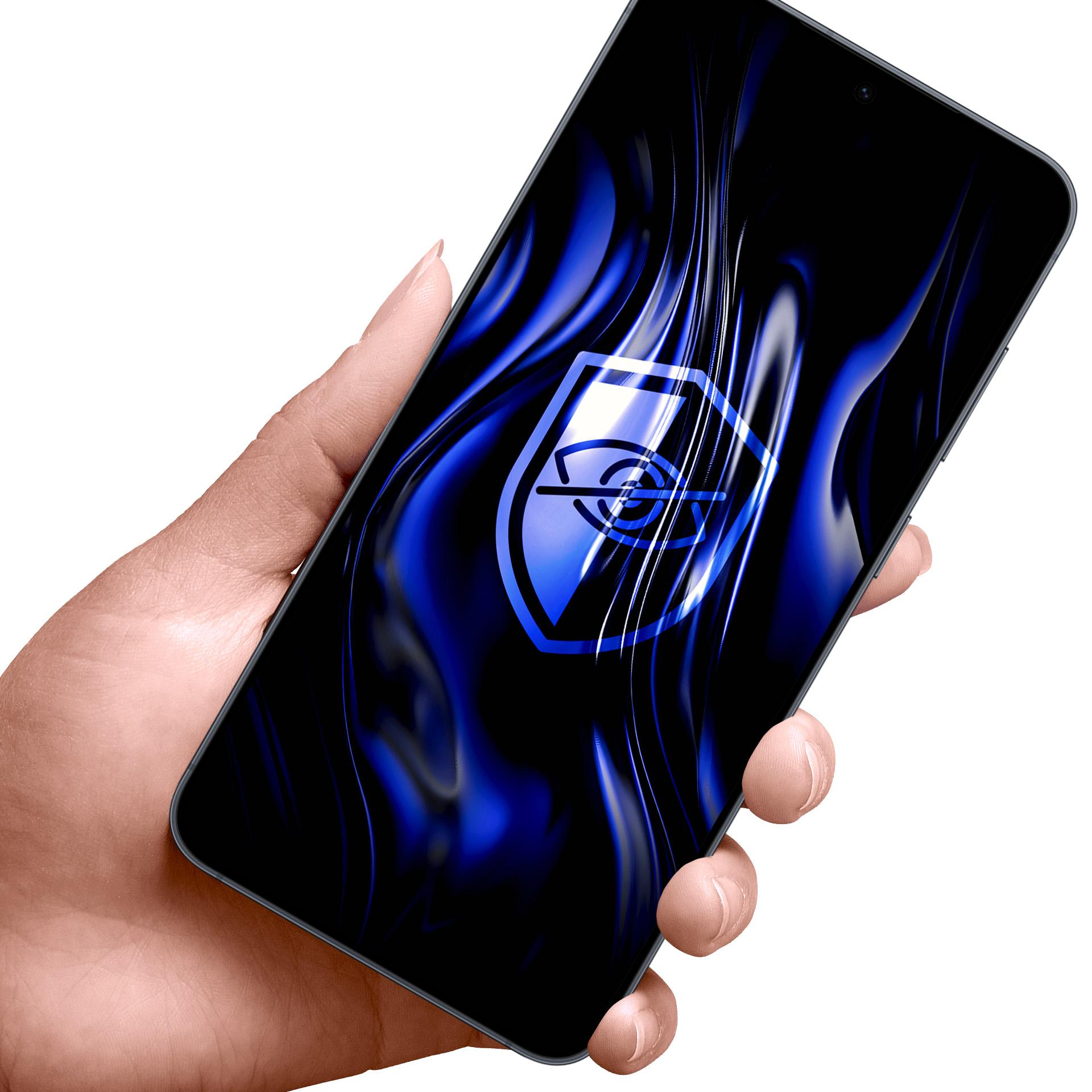 Ręka trzyma smartfon. Ekran wyświetla niebieskie logo tarczy z okiem na ciemnym tle.