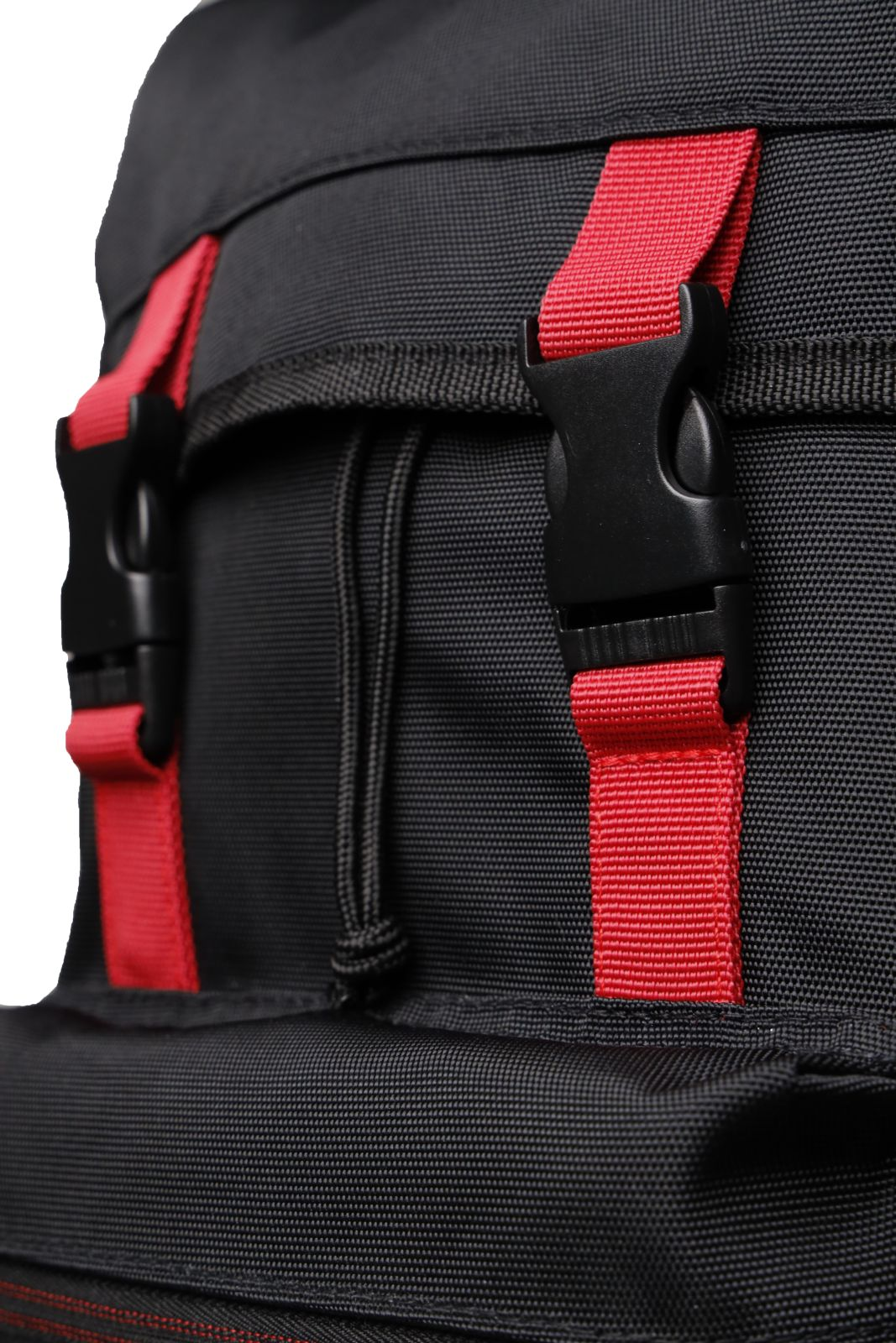 Nahaufnahme eines schwarzen Rucksacks mit roten Riemen und schwarzen Kunststoffschnallen sowie einer schwarzen Schnur.