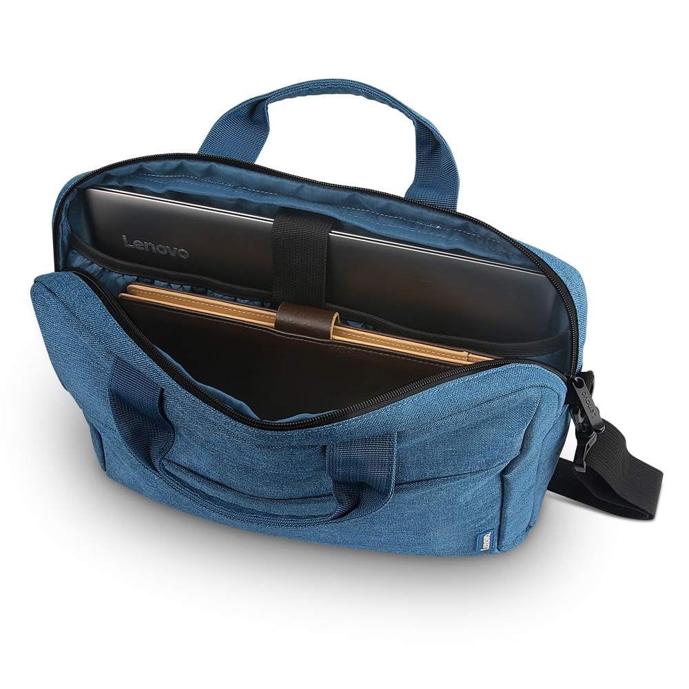 Offene blaue Laptoptasche mit Laptop und Dokumenten. Schwarzer Riemen und Griff sichtbar. Weißer Hintergrund.