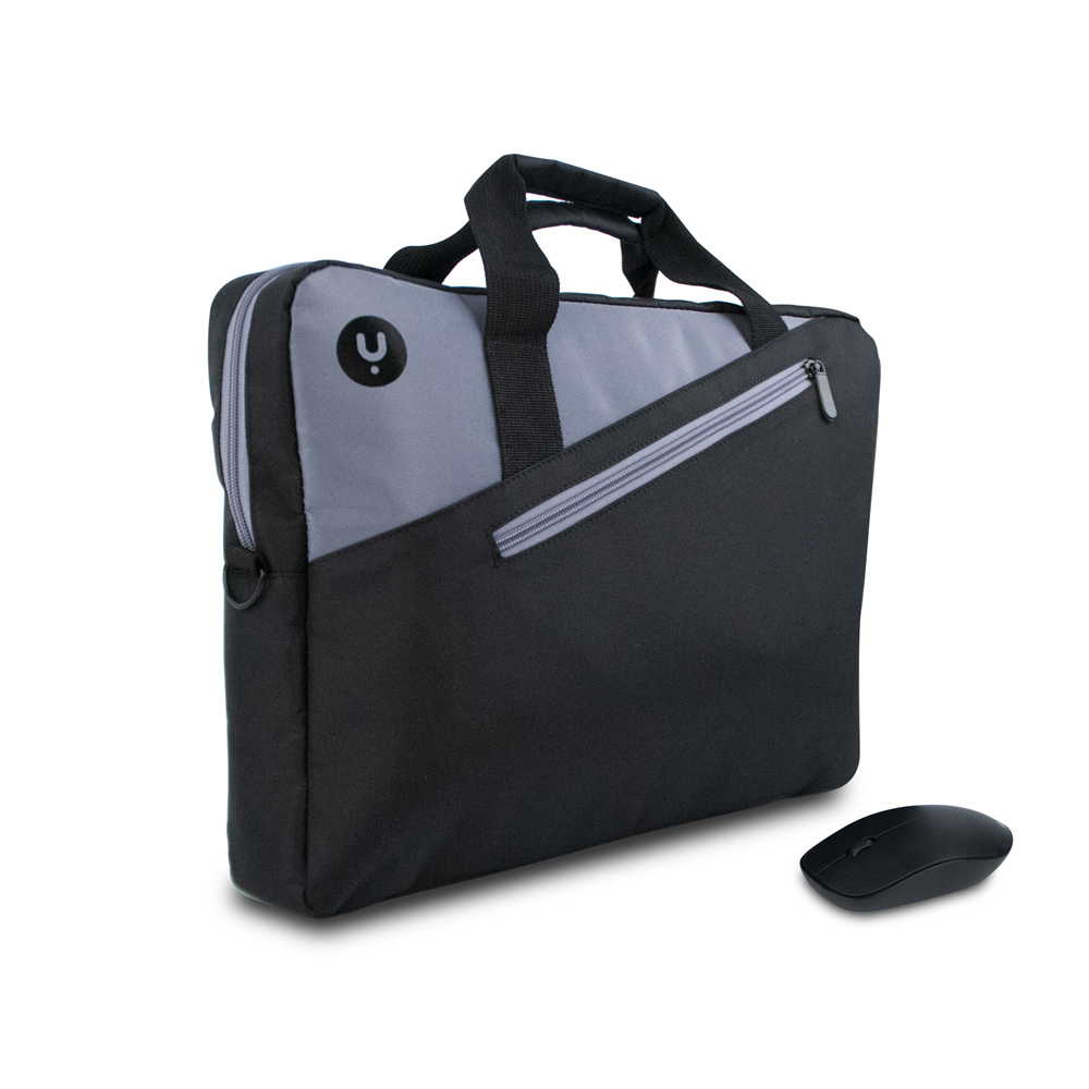 Una borsa per laptop nera e grigia con un mouse per computer nero su una superficie bianca.
