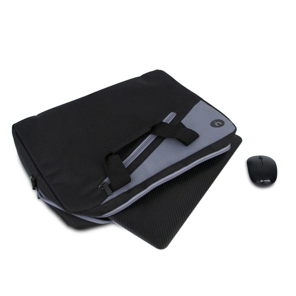 Una borsa nera per laptop con un accento grigio e un mouse nero su sfondo bianco. La borsa è aperta, rivelando un laptop.