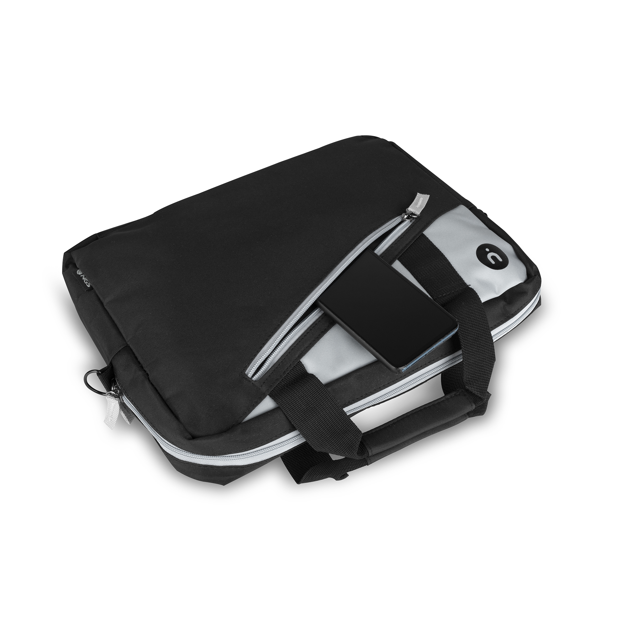 Borsa nera per laptop con telefono in tasca. Cerniere e manico argentati. Sfondo bianco.