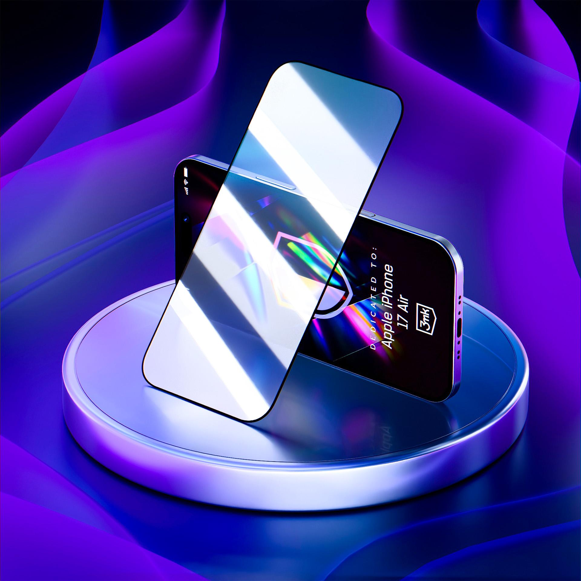 Due smartphone su un supporto. Uno ha una protezione schermo. Sfondo con sfumature viola e blu.