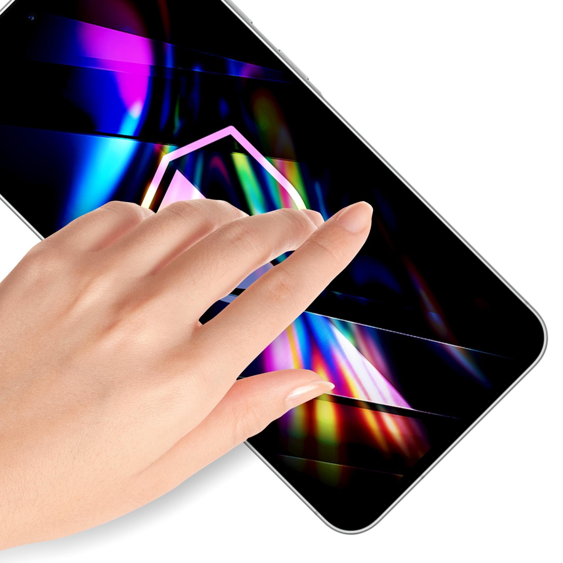 Dłoń dotyka ekranu telefonu, wyświetlającego kolorowy geometryczny wzór. Tło jest białe.