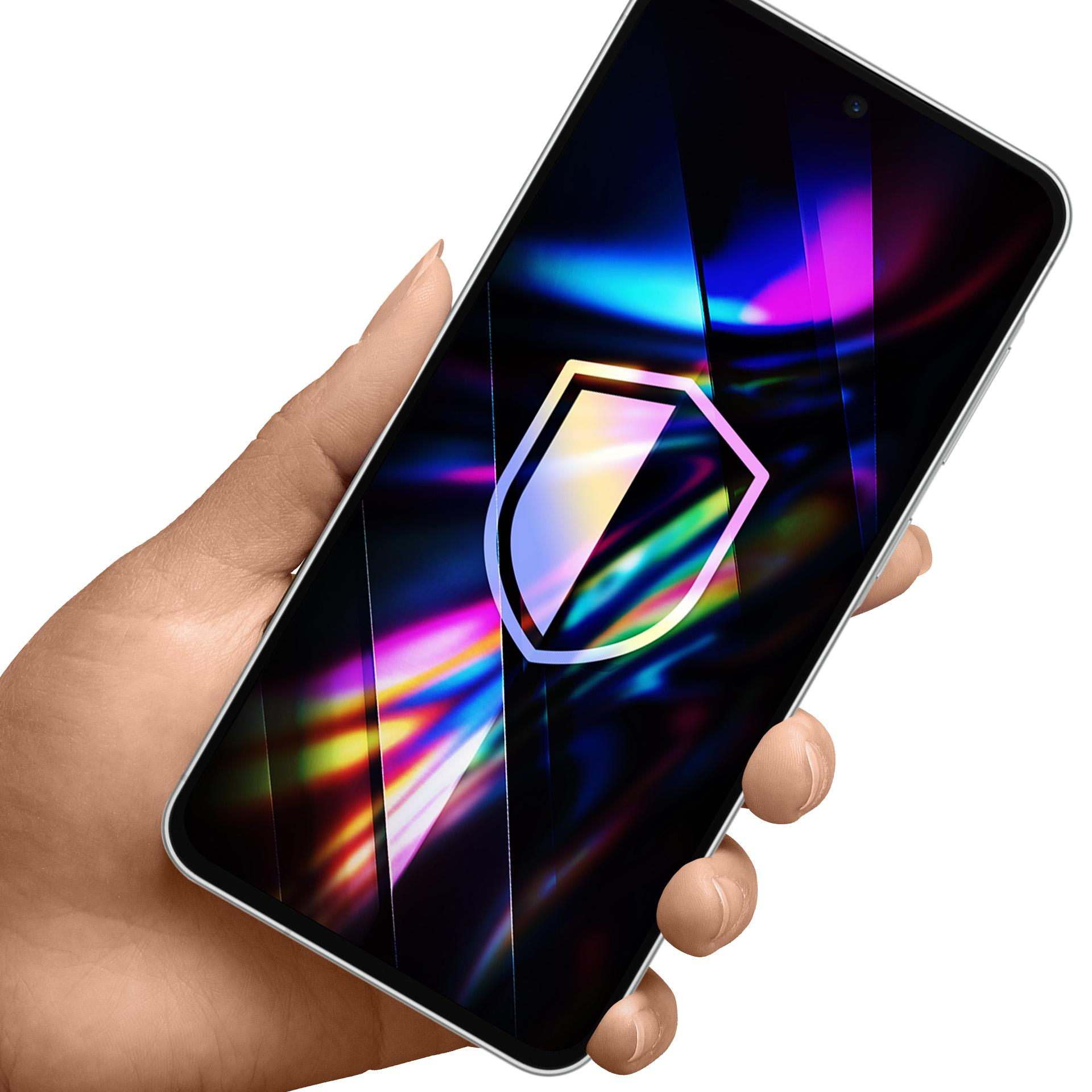 Dłoń trzymająca smartfon. Ekran wyświetla logo tarczy z kolorowym, abstrakcyjnym tłem.
