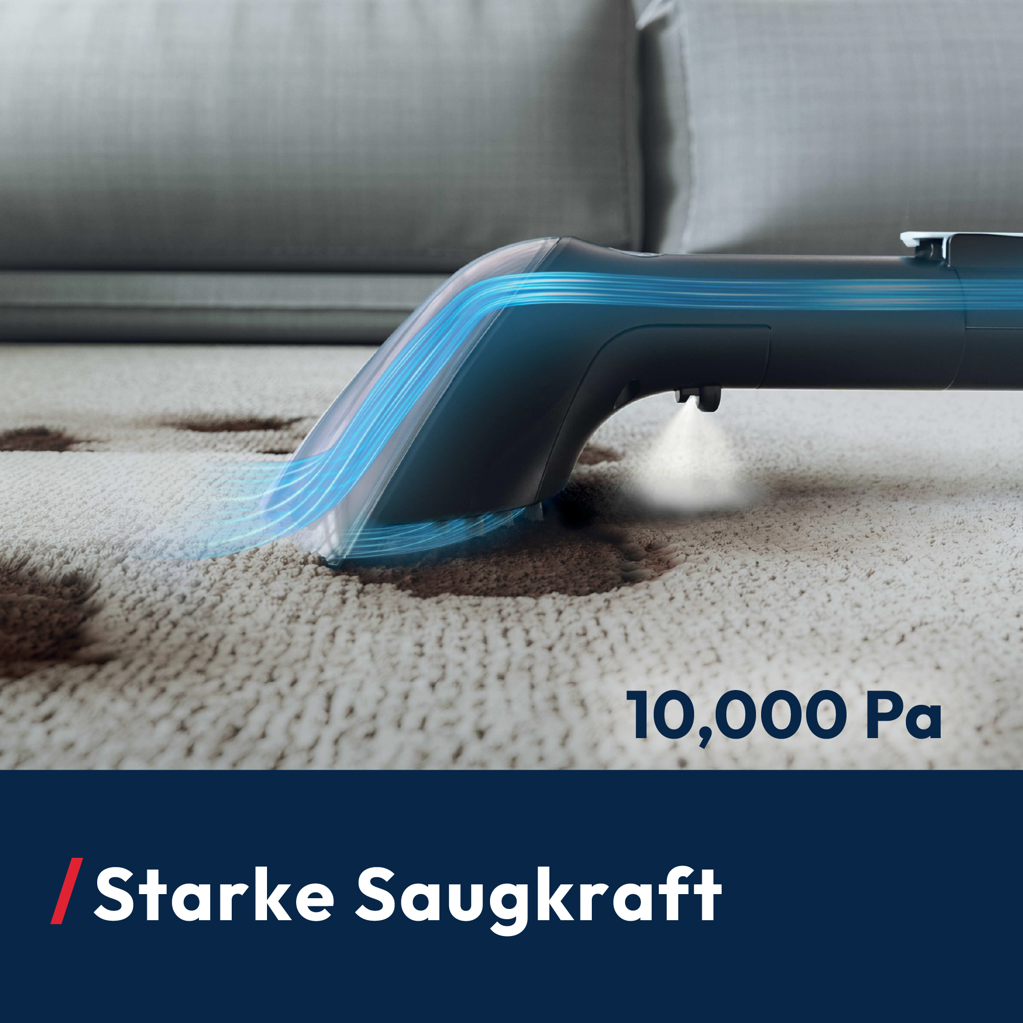 Staubsauger auf einem Teppich, Reinigung mit blauem Luftstrom. Graues Sofa im Hintergrund, Text: '10.000 Pa' und 'Starke Saugkraft'.