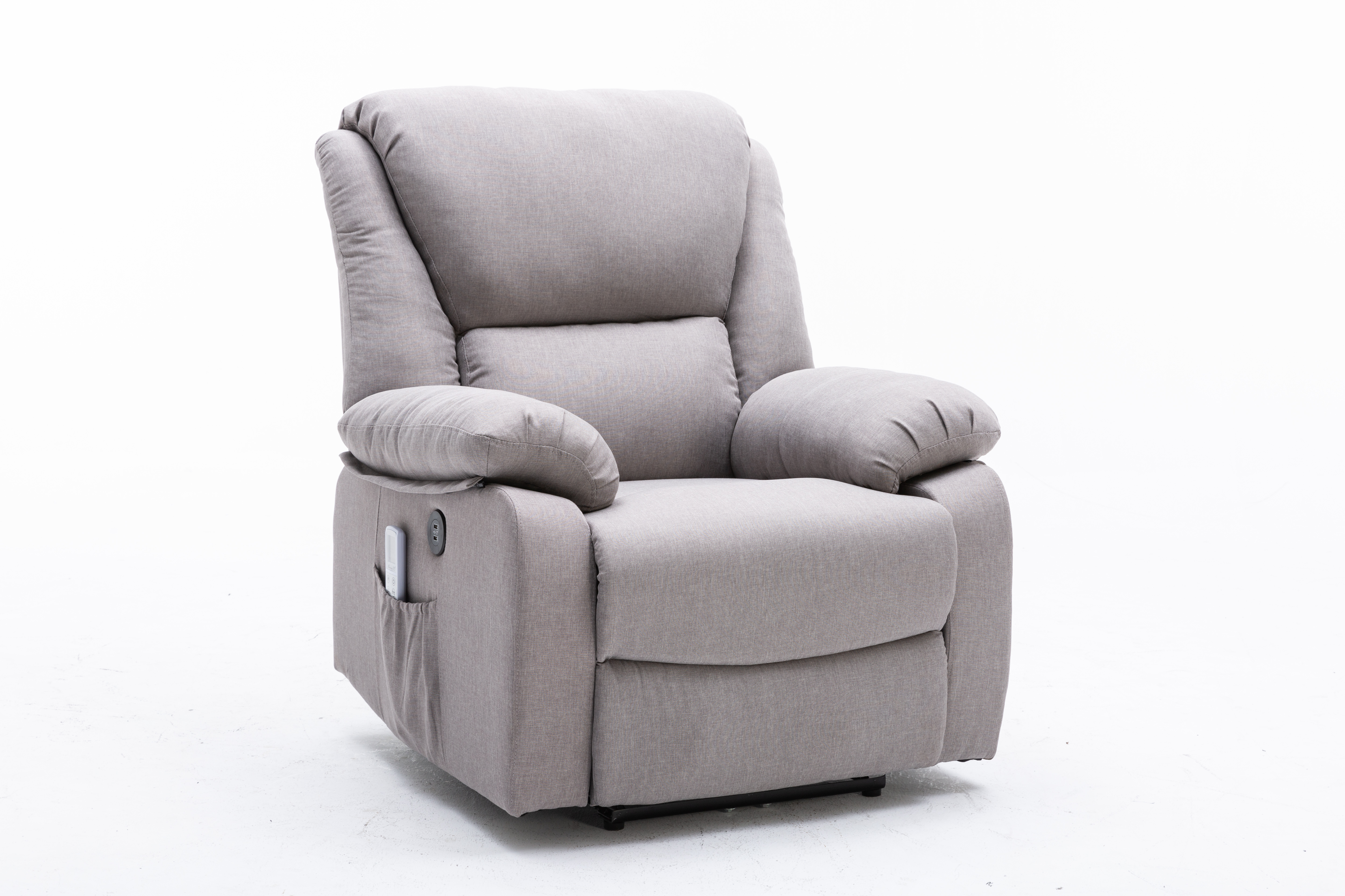 Un sillón reclinable gris sobre un fondo blanco. Tiene un mando a distancia en el bolsillo lateral.