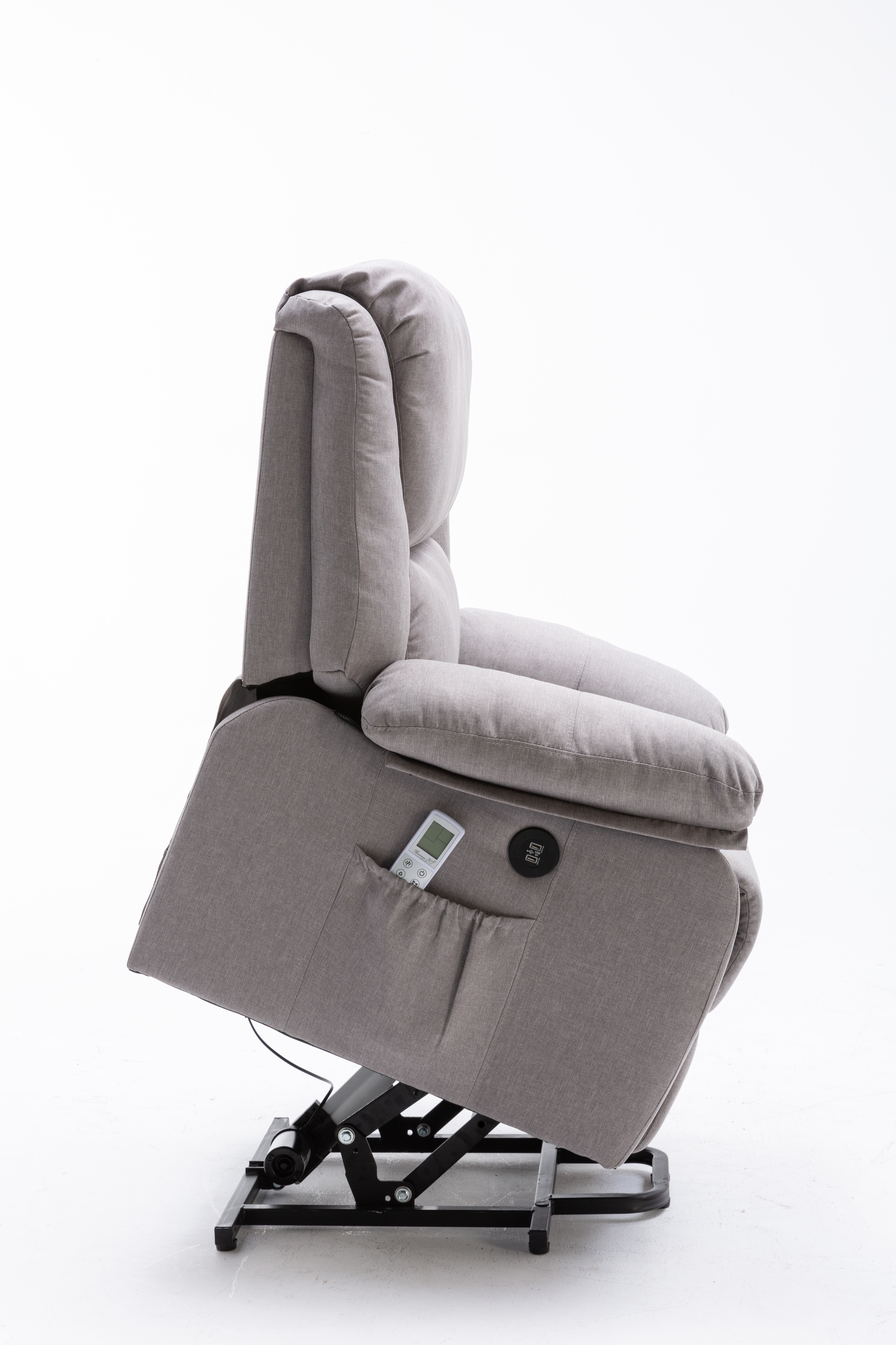 Un sillón reclinable gris inclinado sobre fondo blanco. Tiene un mando a distancia en el bolsillo.