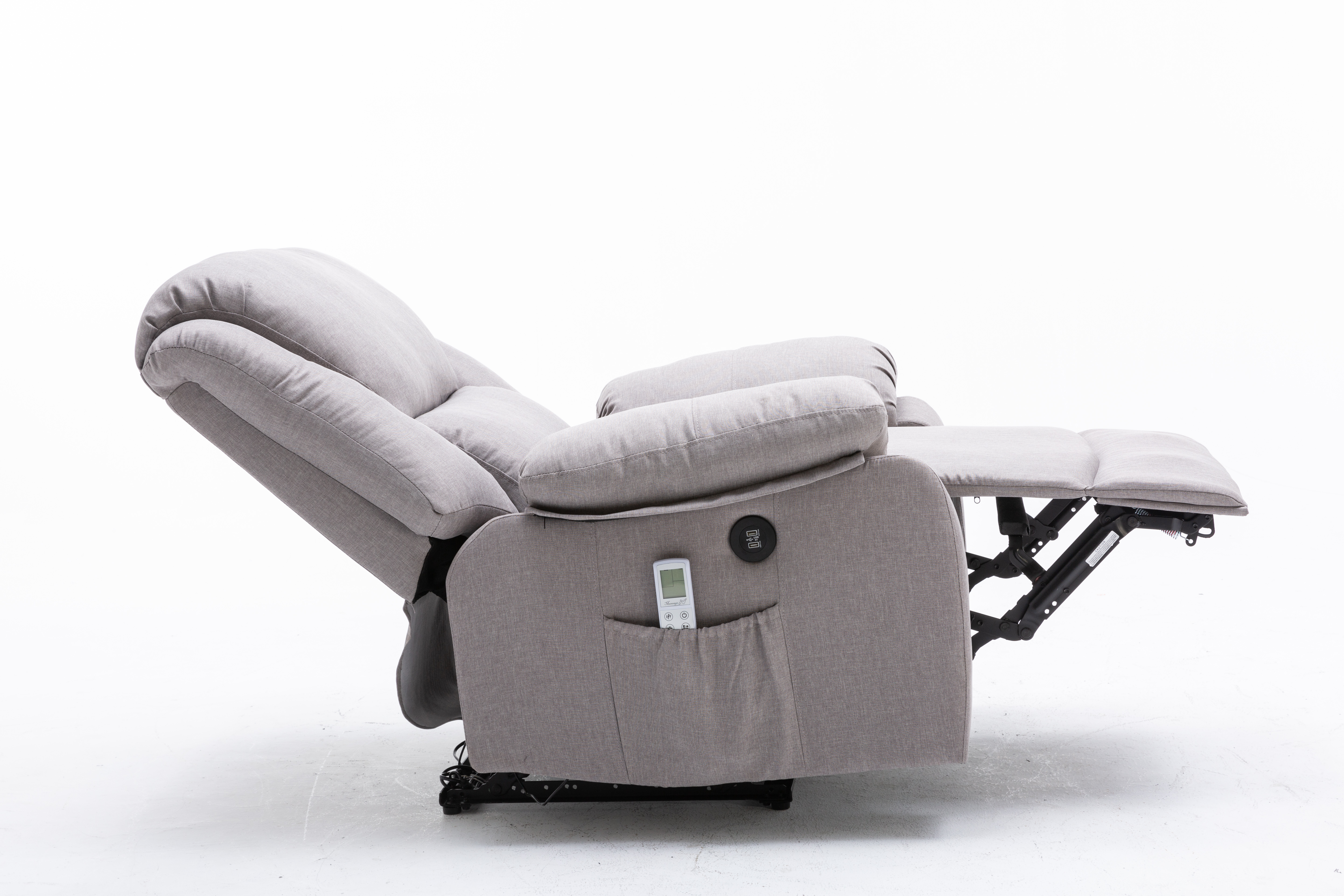 Un sillón reclinable gris con reposapiés extendido sobre fondo blanco. Hay un mando a distancia en el bolsillo.