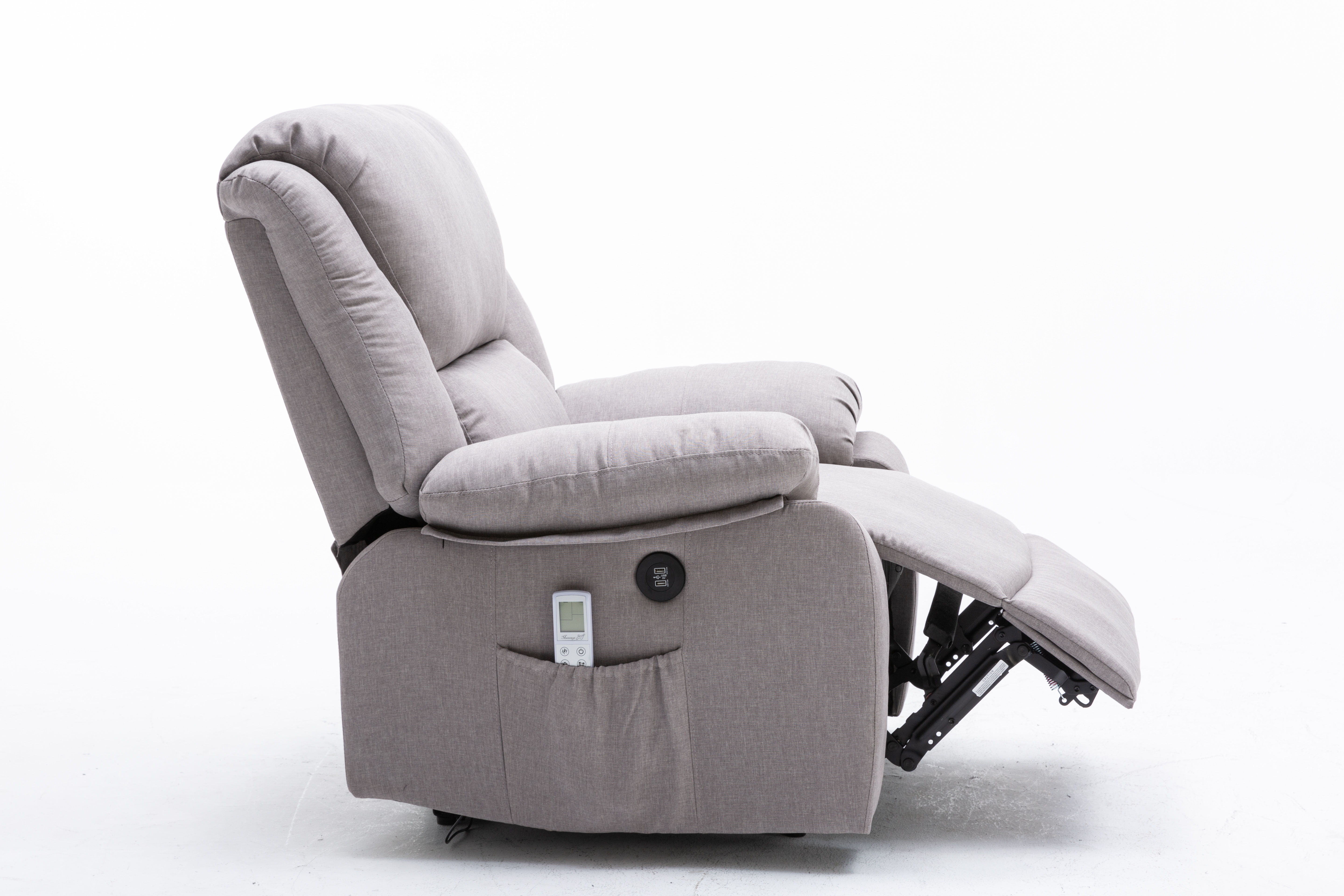 Una silla reclinable gris con un mando a distancia en el bolsillo lateral sobre fondo blanco.