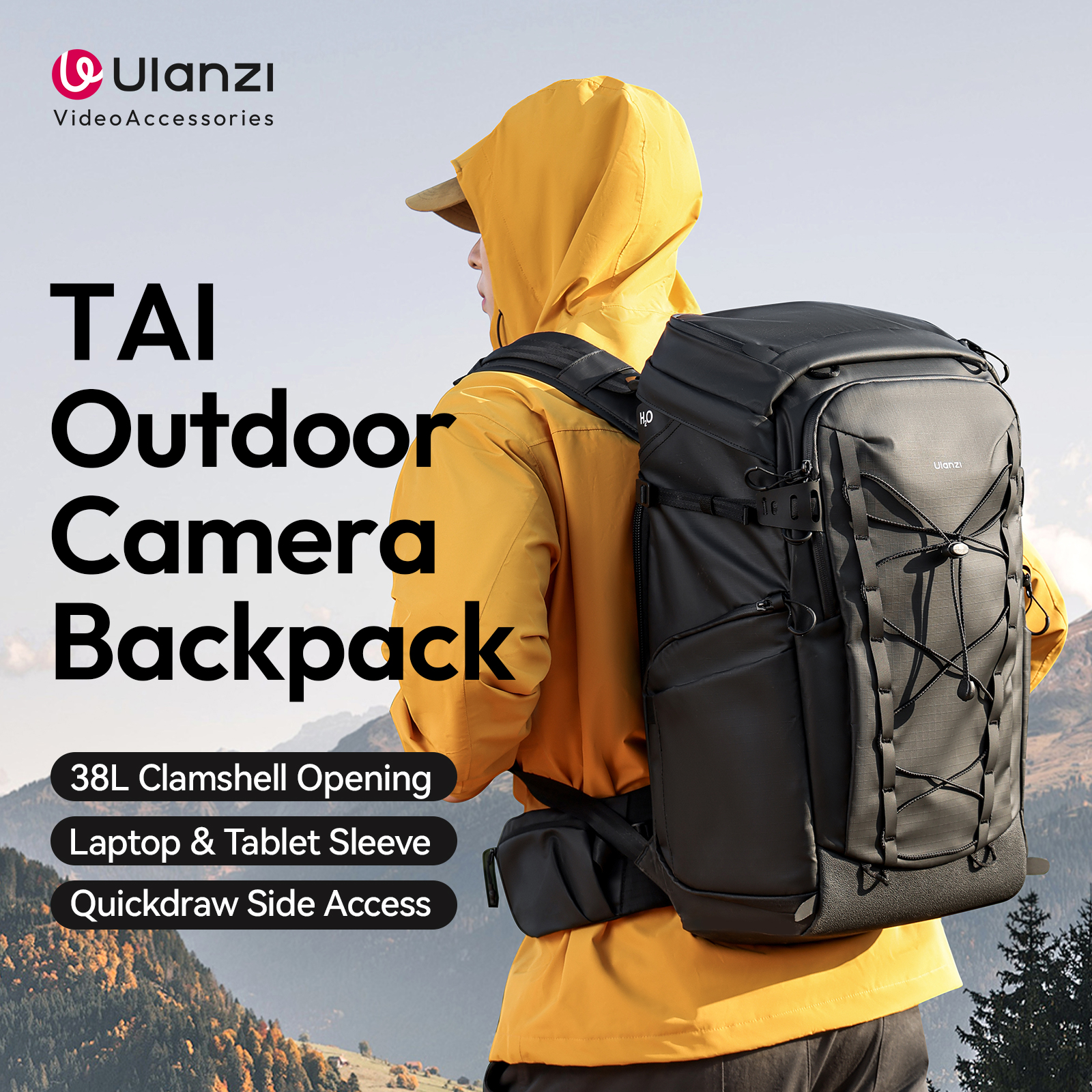Una persona con chaqueta amarilla y mochila negra. La mochila dice 'Outdoor Camera Backpack'.