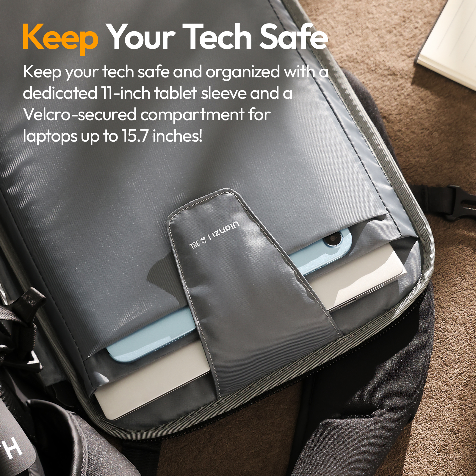 Una mochila gris con una tableta y un portátil dentro. El texto dice: Mantén tu tecnología segura.