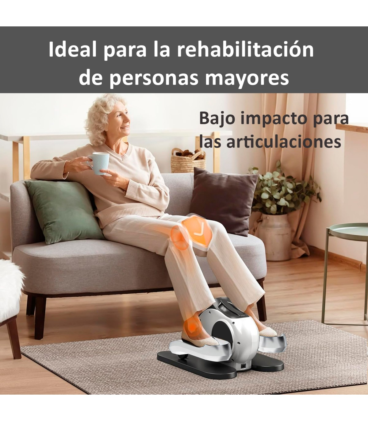 Una anciana usa una máquina de ejercicio de piernas sentada en un sofá. La escena es en interiores.