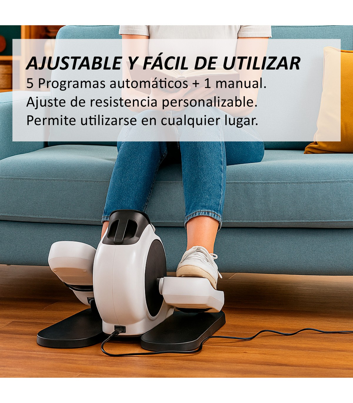 Una persona usa una máquina de ejercicios blanca y negra mientras está sentada en un sofá azul. Superposición de texto: Ajustable y fácil de usar.