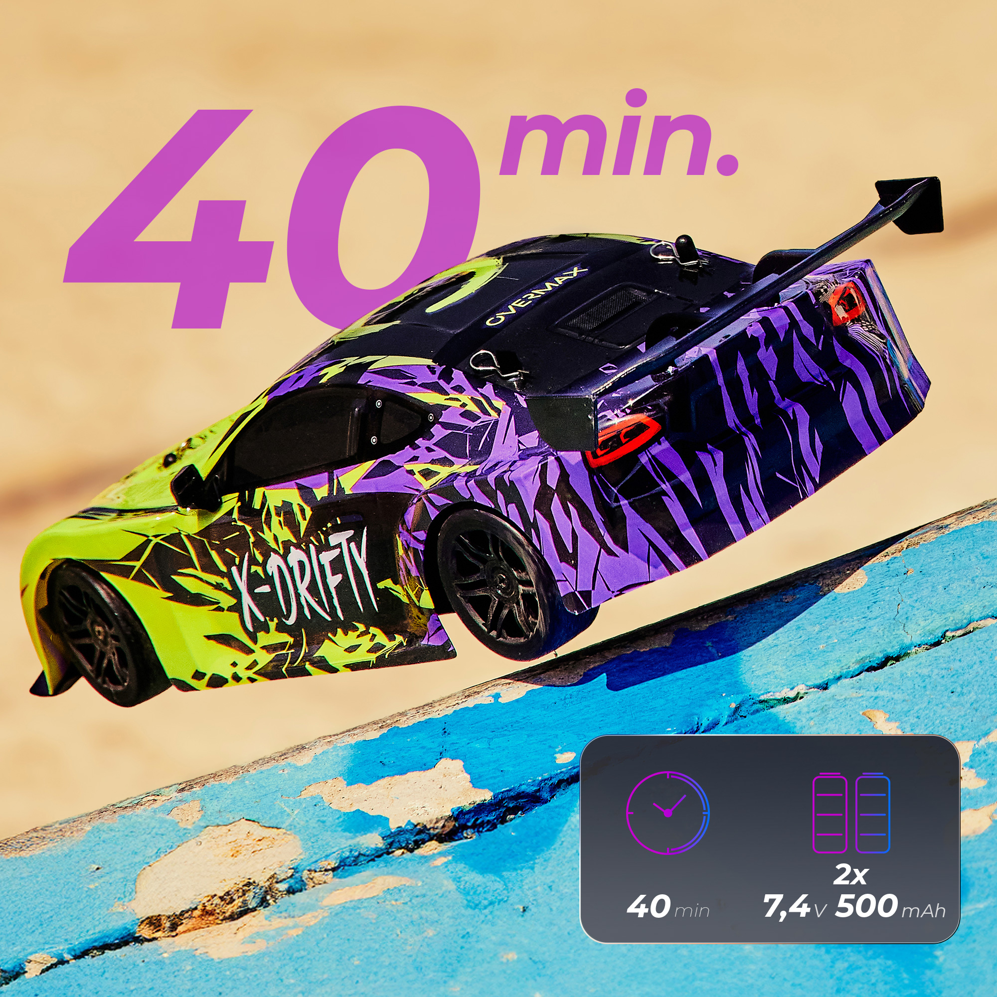 Ein Spielzeugauto mit lila und grünem Design ist abgewinkelt. Der Hintergrund zeigt einen Timer und Batterie-Infos auf blauer Oberfläche.